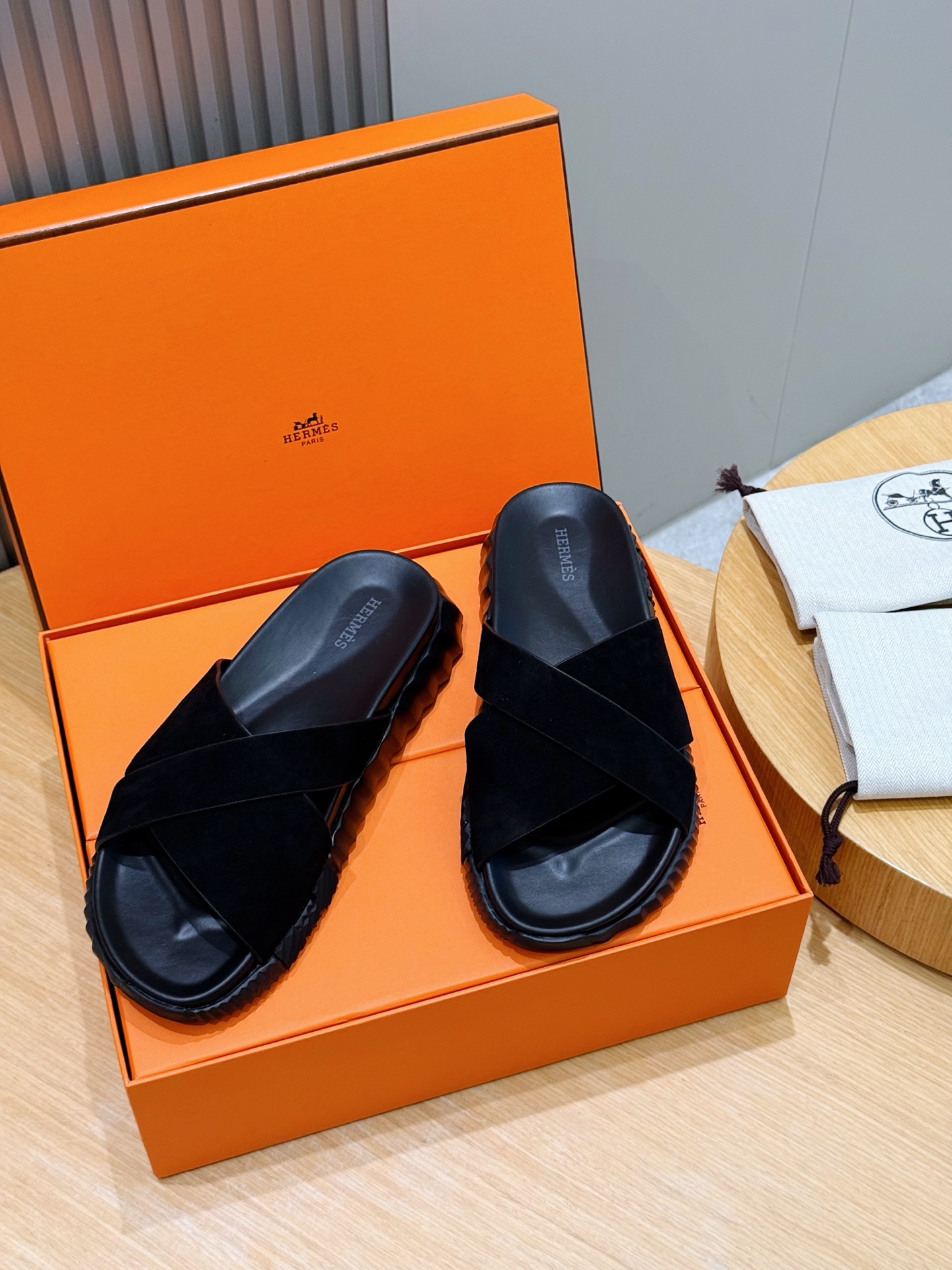 NO:888465,Herme*H Infra Men's Sandals and Slippers - Reproduction of the original version. Purchase the original version and make it one-to-one. The outsole is privately modeled. The outsole color corresponding to each color is the same as the original version. If you know the difference, the ultra-light sole is designed with contrasting colors, and the foot feels so comfortable that it screams!  Calfskin, cowhide feet, private model outsole Size: 39-44 (38.45 46 customized), hermes, sandals, slippers, cowhide19860909Herme*H家Infra男士凉鞋拖鞋-原版复刻 购入原版一比一打造,大底私模,每个颜色对应的大底颜色跟原版一样的.懂货的来 超轻鞋底采用对比色设计,脚感舒适到尖叫！ 小牛皮.牛皮垫脚,私模大底 Size:39-44(38.45 46定做）,,hermes,sandals,slippers,cowhide,Men's shoes