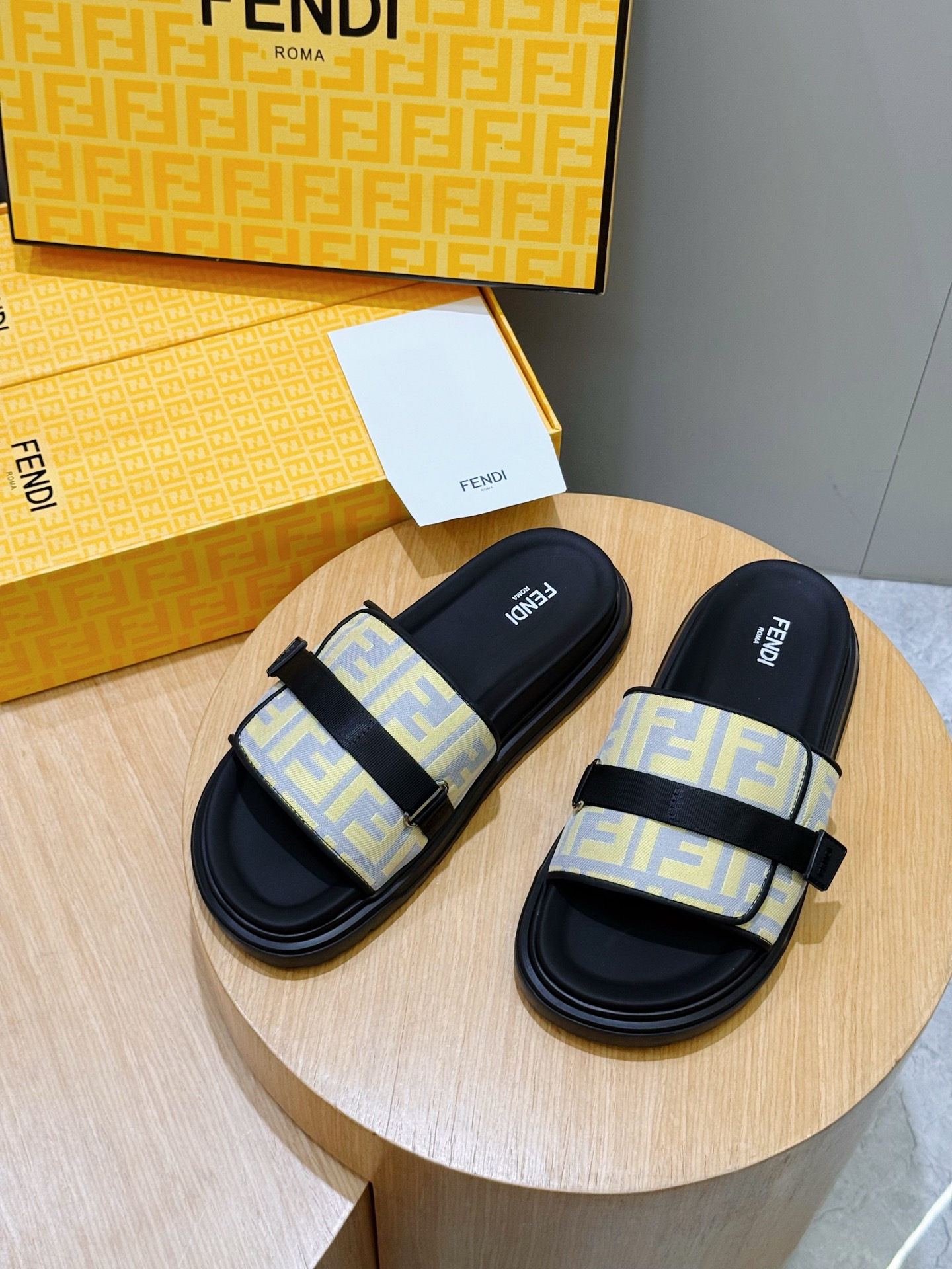 NO:888474,FENDI Fendi beach color-blocked rubber slippers for men, wide strap sandals. Polyurethane insole is light and extremely flexible. Anti-slip rubber sole. Rubber material. Variety of shoelace shapes, FF pattern Size: 39-44 (38.45 46 customized),,fendi,fendi, slippers19860909FENDI芬迪沙滩拼色橡胶拖鞋男拖 宽饰带涼鞋.聚氨酯鞋垫轻盈、极度柔韧.防滑橡胶鞋底.橡胶材质.鞋带造型多变,FF图案 Size:39-44(38.45 46定做）,,fendi,fendi,slippers,Men's shoes