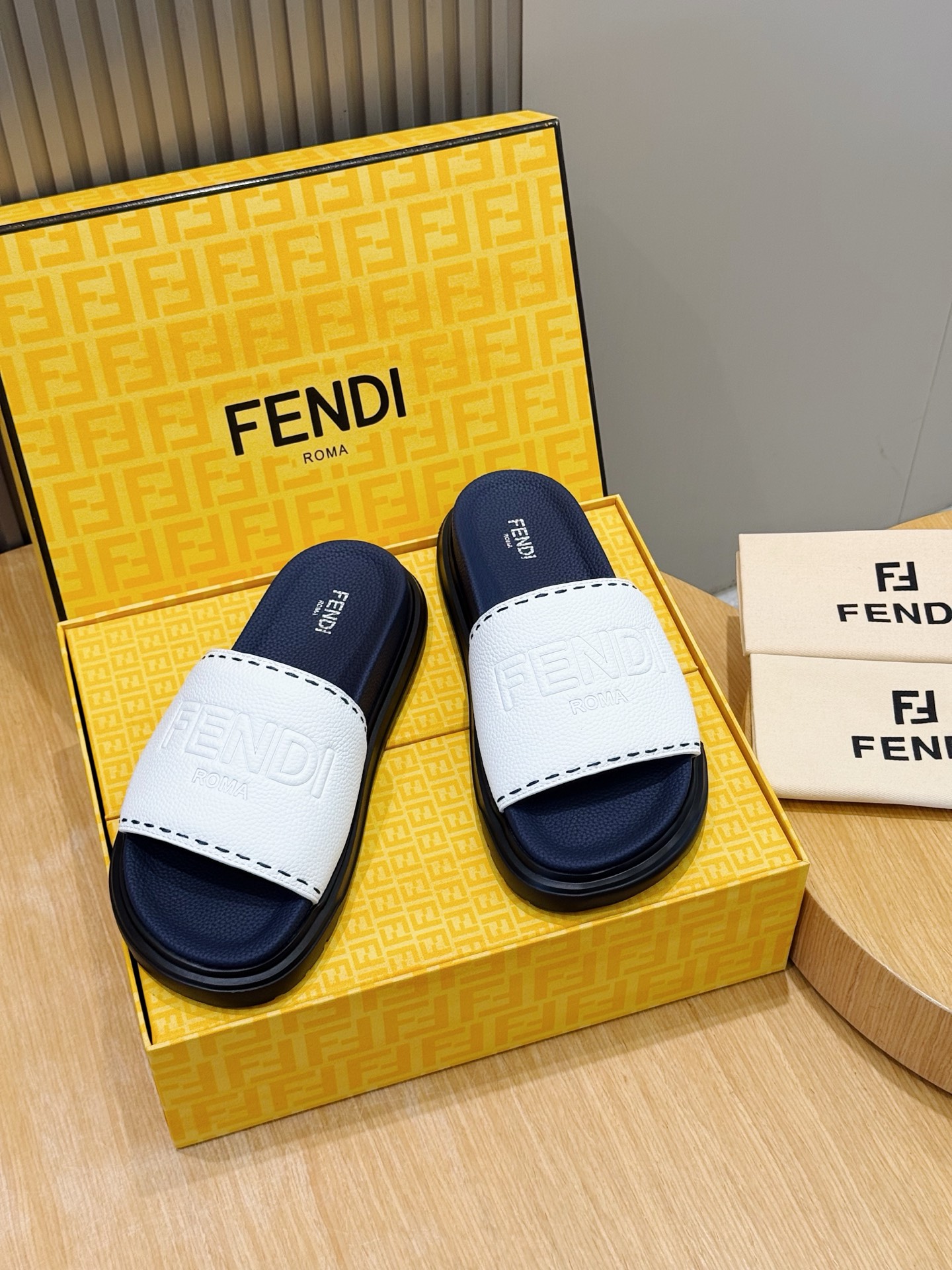 NO:888493,FENDI Fendi beach color-blocked rubber slippers for men, wide strap sandals. Polyurethane insole is light and extremely flexible. Anti-slip rubber sole. Rubber material. Variety of shoelace shapes, FF pattern Size: 39-44 (38.45 46 customized),,fendi,fendi, slippers19860909FENDI芬迪沙滩拼色橡胶拖鞋男拖 宽饰带涼鞋.聚氨酯鞋垫轻盈、极度柔韧.防滑橡胶鞋底.橡胶材质.鞋带造型多变,FF图案 Size:39-44(38.45 46定做）,,fendi,fendi,slippers,Men's shoes