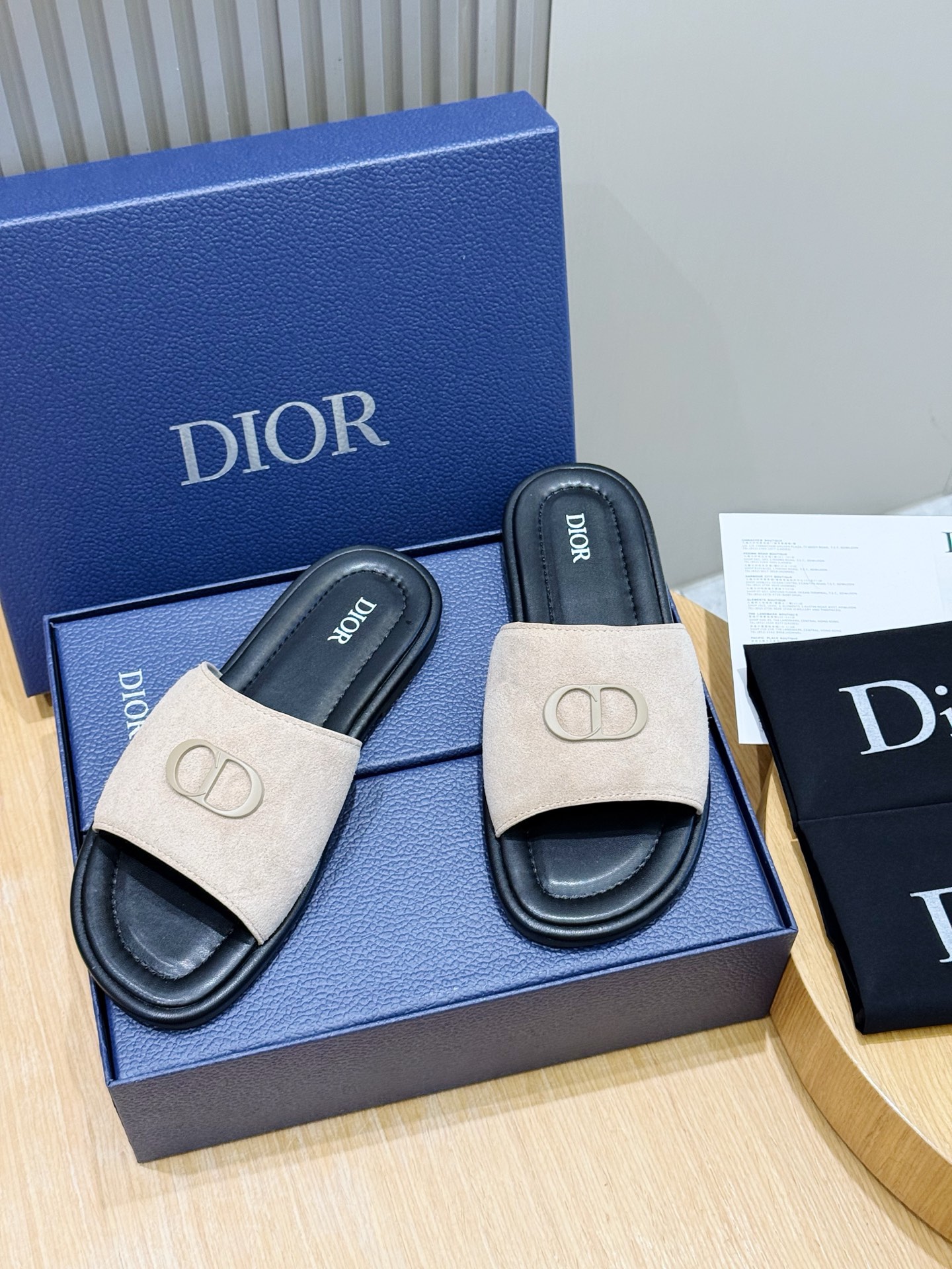 NO:888503,Dior Alias ​​Men's Cowhide Slippers This Alias ​​sandal is a new summer product, showing a casual and elegant style. It is carefully made of grained cow leather, Oblique printed fabric, and has a cowhide lining!  Cross-strap design, decorated with metal-coated brass CD Diamond logo. Imported cowhide leather and rubber soles are more refined and comfortable, decorated with Oblique print effect anti-slip panels to enhance style. Size39-44 (customized at 38.45),, dior, sandals, slippers, cowhide19860909Dior Alias男士牛皮拖鞋 这款 Alias 凉鞋夏季新品,彰显休闲高雅的风范.采用粒面牛皮革、Oblique印花面料精心制作,牛皮内里！交叉带设计,饰以金属覆层黄铜 CD Diamond 标志.进口牛皮和橡胶鞋底更显精致,舒适非凡,饰以 Oblique 印花效果防滑镶片提升格调. Size39-44(38.45定做）,,dior,sandals,slippers,cowhide,Men's shoes