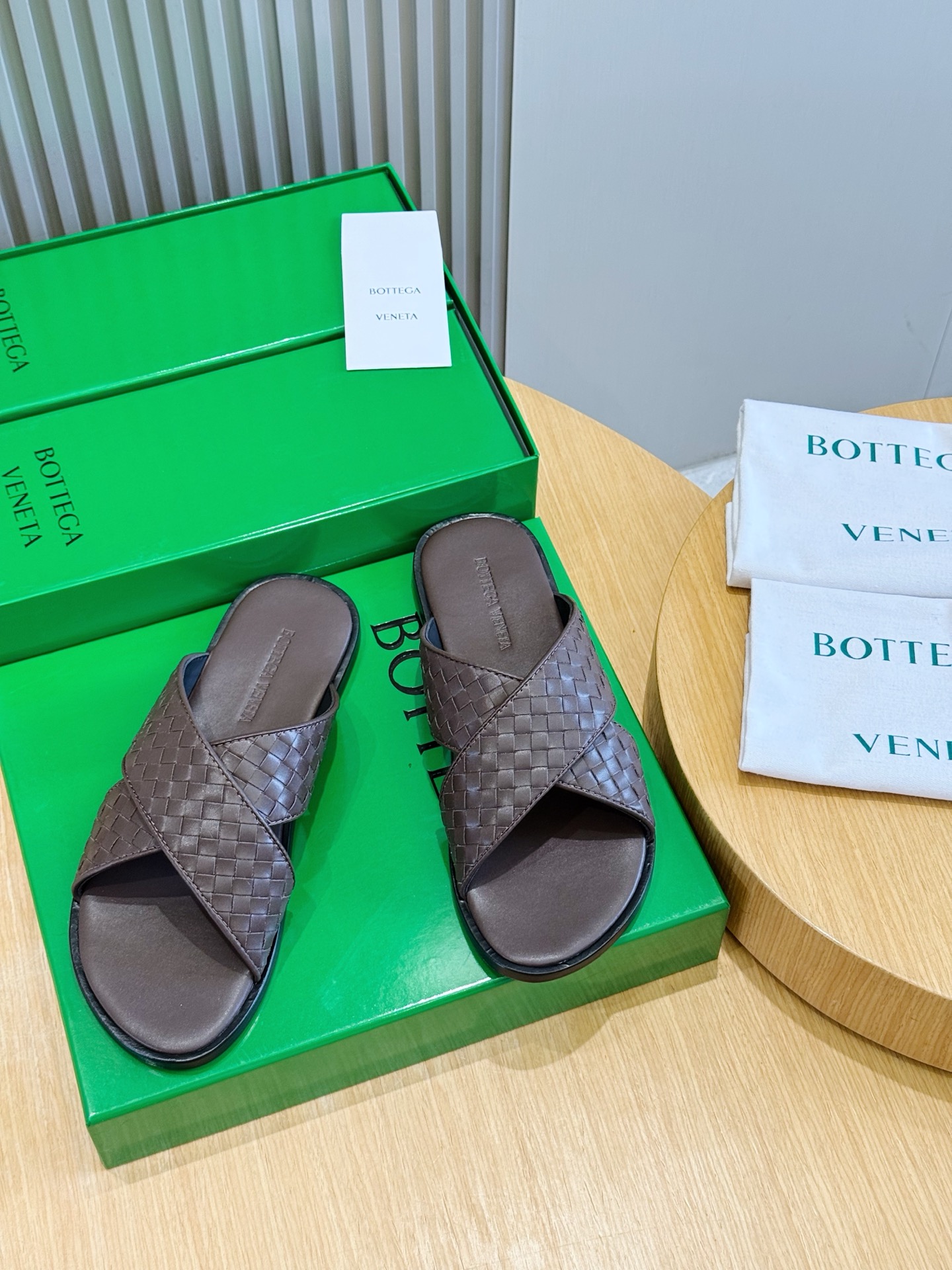 NO:889169,BV men's Wave slippers Intrecciato woven leather mules sandals, streamlined silhouette, real leather outsole, Opanka structure ergonomic Italian cow leather Size: 39-44 (customized at 38.45),,bottega veneta,sandals,slippers,cowhide19860909BV男士Wave拖鞋 Intrecciato编织皮革穆勒凉鞋,流线型廓 形注真皮革外底,Opanka结构符合人体工学 意大利牛皮革 Size:39-44(38.45定做）,,bottega veneta,sandals,slippers,cowhide,Men's shoes