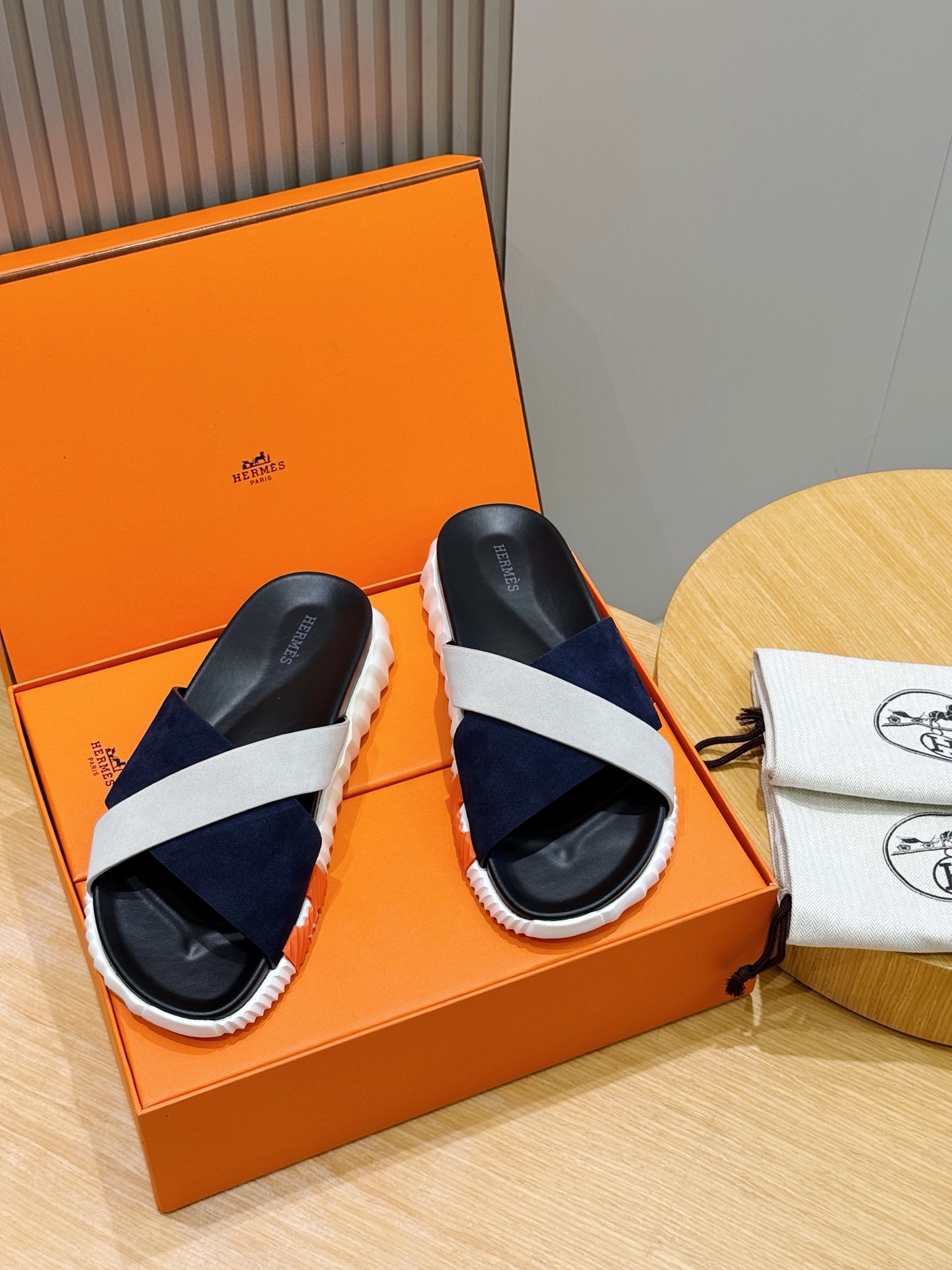 NO:888513,Herme*H Infra Men's Sandals and Slippers - Reproduction of the original version. Purchase the original version and make it one-to-one. The outsole is privately modeled. The outsole color corresponding to each color is the same as the original version. If you know the difference, the ultra-light sole is designed with contrasting colors, and the foot feels so comfortable that it screams!  Calfskin, cowhide feet, private model outsole Size: 39-44 (38.45 46 customized), hermes, sandals, slippers, cowhide19860909Herme*H家Infra男士凉鞋拖鞋-原版复刻 购入原版一比一打造,大底私模,每个颜色对应的大底颜色跟原版一样的.懂货的来 超轻鞋底采用对比色设计,脚感舒适到尖叫！ 小牛皮.牛皮垫脚,私模大底 Size:39-44(38.45 46定做）,,hermes,sandals,slippers,cowhide,Men's shoes