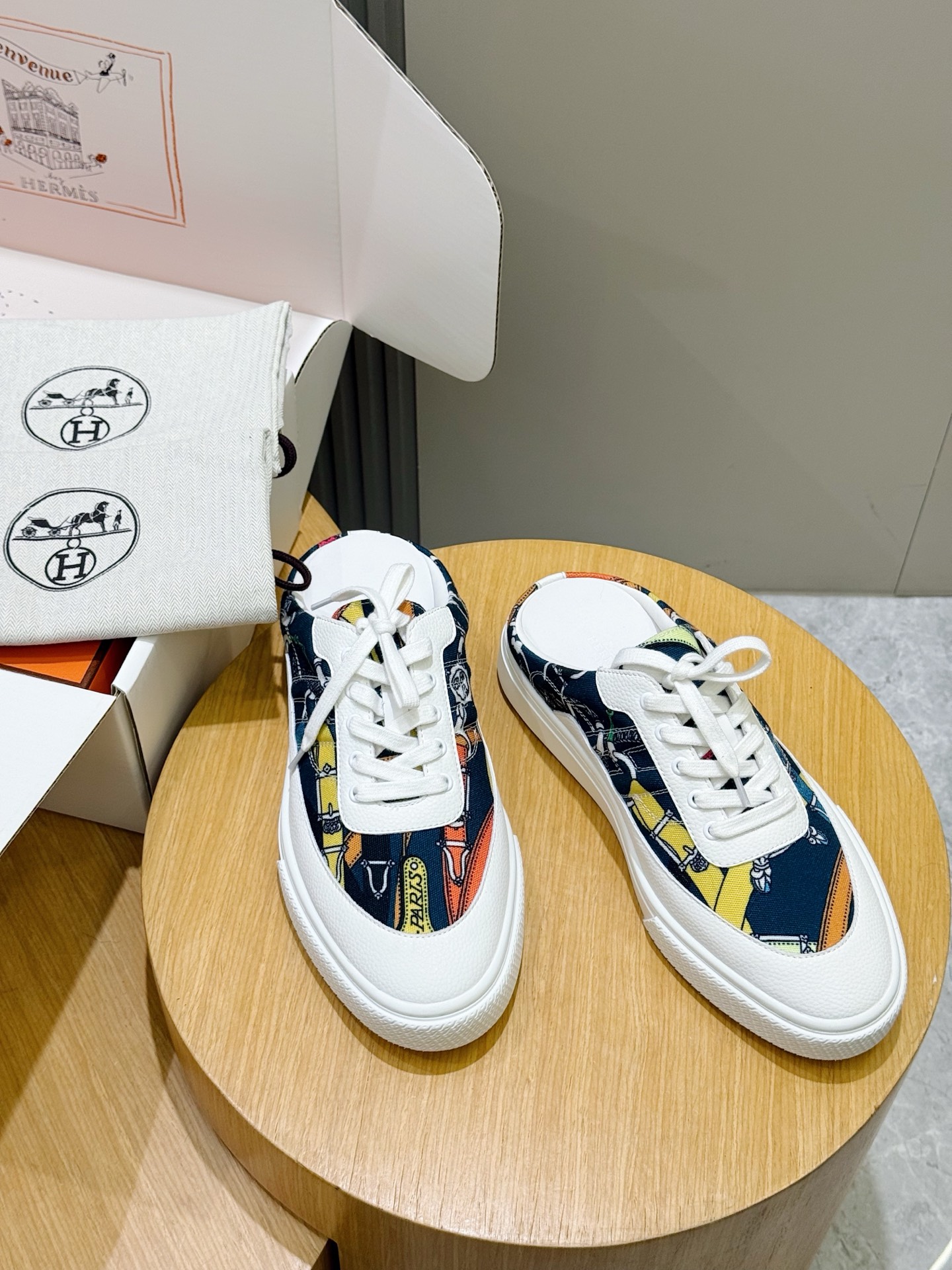 NO:888810,H Home Freesstyle Men's Sports Shoes Calfskin and Epsom Heritage calfskin high-top sports shoes, the soles are decorated with saddle buckle patterns, creating a modern urban style. Imported cowhide + cowhide lining + customized TPU outsole Size: 38-44 (customized for 45),,sneakers,cowhide19860909H家 Freesstyle男款运动鞋 小牛皮和Epsom Heritage小牛皮高帮运动鞋,鞋底饰有马鞍钉扣图案,打造现代都会风格. 进口牛皮+牛皮内里+定制TPU大底 Size:38-44(45定做）,,sneakers,cowhide,Men's shoes