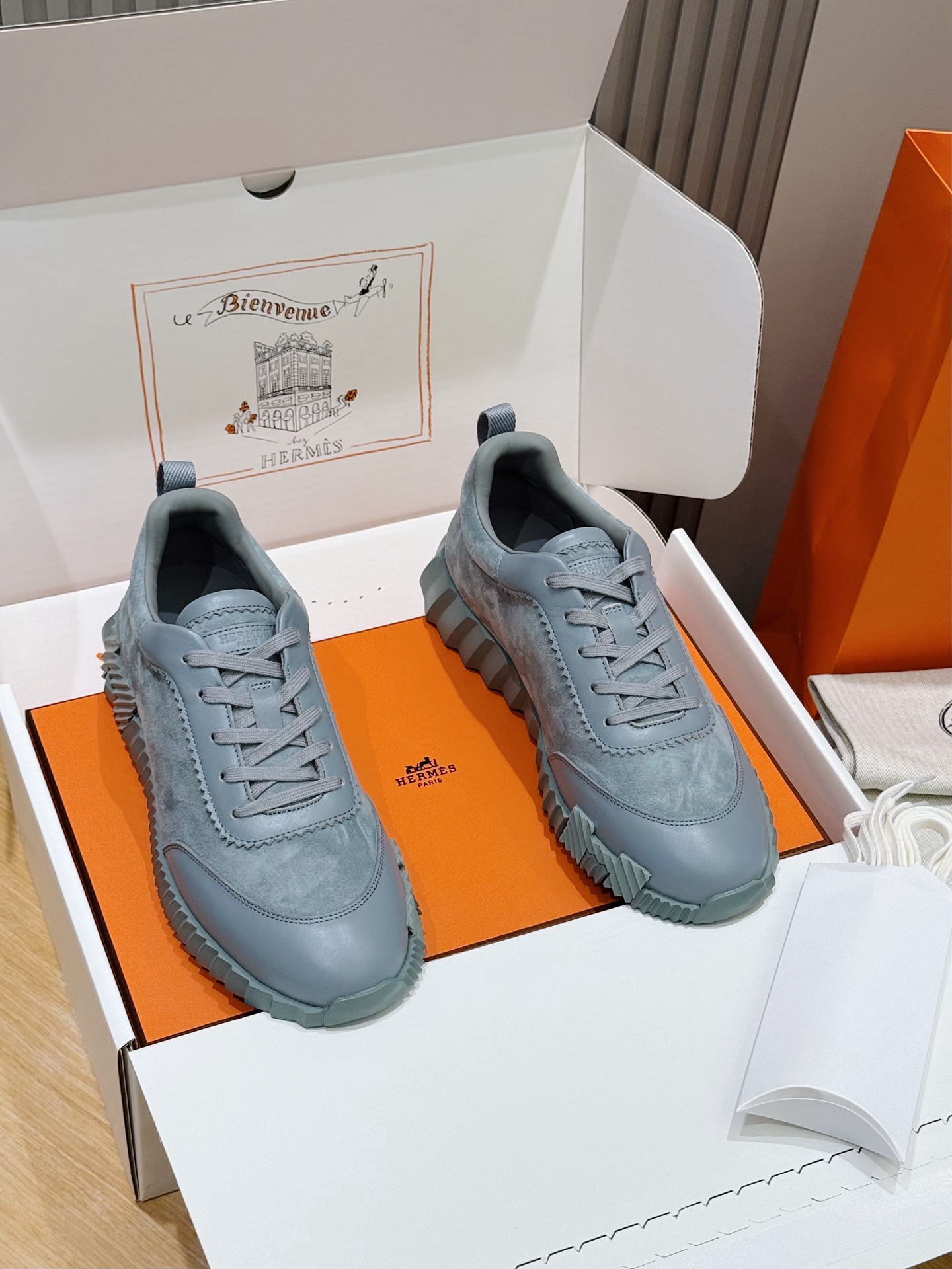 NO:888820,Hermes bouning men's sneakers - cowhide midsole. Original purchase, 11 replicas. If you want the top quality, these are your exclusive suede goatskin and calfskin sneakers. The lightweight sole is decorated with contrasting patterns to create a versatile fashion style. Includes a second pair of laces. White rubber sole. Black rubber inlay at the front and hurricane gray rubber inlay at the rear. Hurricane gray lambskin insole and lining. Sole height is 4 cm. Comes with an extra pair of laces. Comes with official ZP outer packaging box.  Size:39-44 (customized at 38.45.46), hermes, sneakers, cowhide, sheepskin, chamois leather19860909Hermes bouning男士运动鞋-牛皮中底 原版购入,11复刻,想要顶级的这就是你的专属 麂皮山羊皮和小牛皮运动鞋. 轻盈鞋底装饰撞色图案,打造百搭时尚风格.包含第二副鞋带. 白色橡胶鞋底 前端黑色橡胶嵌饰,后端飓风灰橡胶嵌饰 飓风灰羊羔皮内底和内衬 鞋底高度4厘米,配多一副鞋带,配官方ZP外包装盒 Size:39-44（38.45.46定做）,,hermes,sneakers,cowhide,sheepskin,chamois leather,Men's shoes