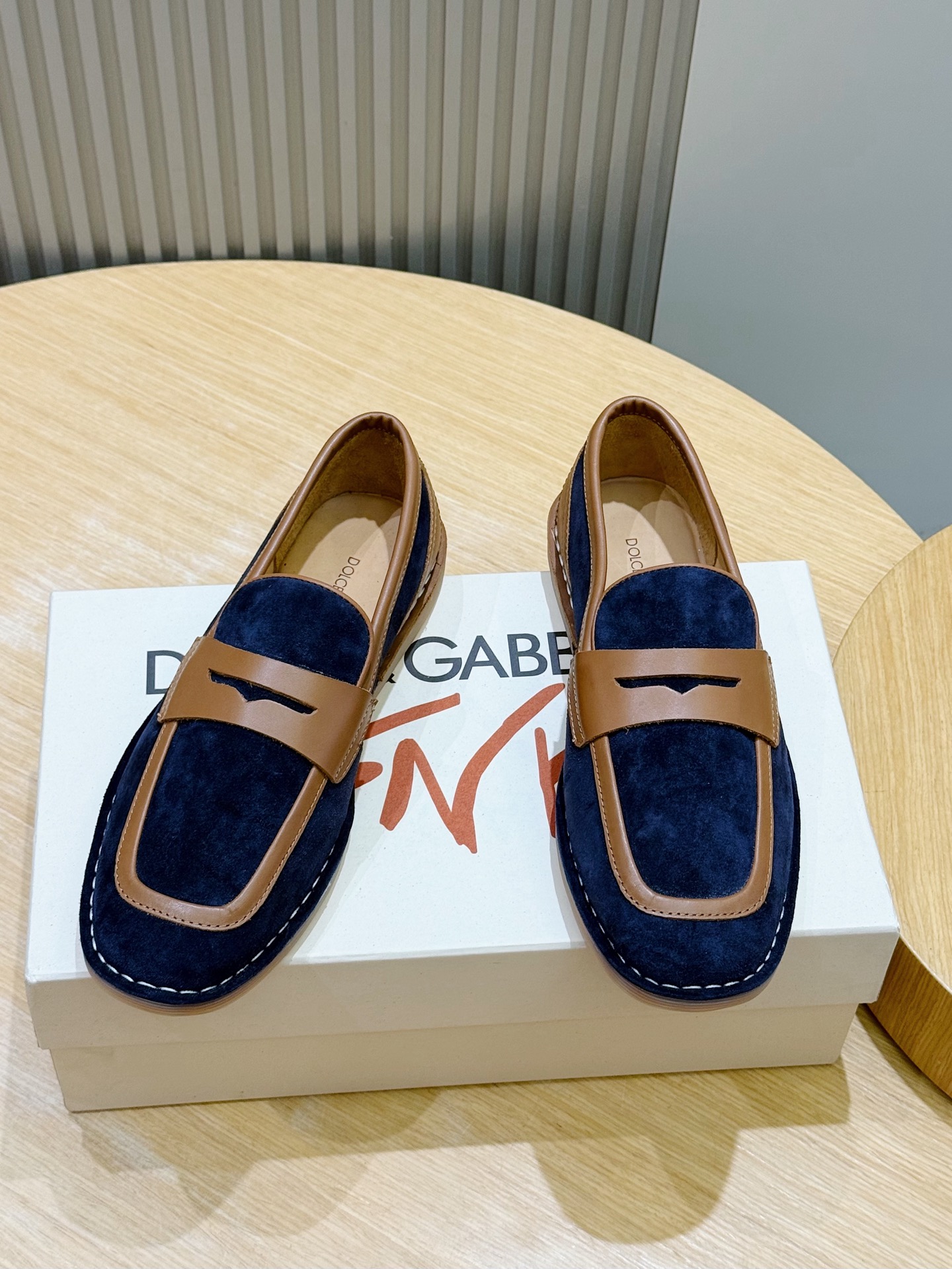 NO:955145,Dolce&Gabbana suede moccasin shoes New New Florio series soft suede moccasin shoes, classic and fashionable style, embellished with personalized DG logo. DG logo suede moccasin shoes, imported cowhide, cowhide lining, calfskin insole, logo rubber outsole Size: 39-44 (38.45 custom-made),, Dolce&Gabbana,cowhide19860909Dolce&Gabbana绒面莫卡辛鞋 全新 New Florio 系列软质绒面革莫卡辛鞋,风格经典时尚,点缀个性化 DG 徽标.DG 徽标绒面革莫卡辛鞋,进口牛皮,牛皮内里,小牛皮鞋垫,徽标橡胶大底 Size:39-44（38.45定做）,,Dolce&Gabbana,cowhide,Men's shoes