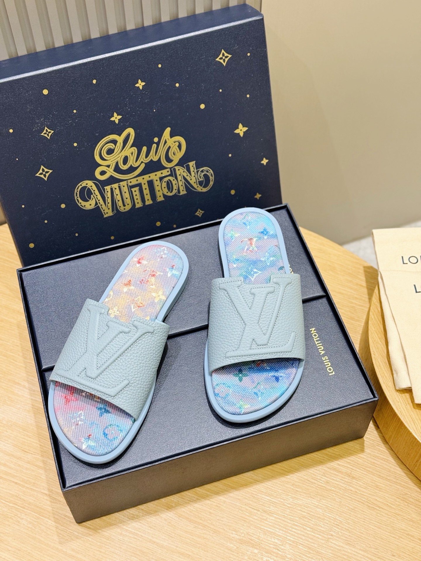 NO:898614,L's Waterfront sandals are back with a new look. The upper canvas has the iconic monogram pattern. It is made of waterproof rubber, with a comfortable and tough outsole, and a light and flexible outsole with an embossed logo. Size: 39-44 (customized at 38.45), louis vuitton19860909L家Waterfront凉拖焕新回归 鞋面帆布标志性的monogram图案.由防水橡胶制成,搭配舒适韧性大底,轻盈灵活的外底压印标识 Size:39-44(38.45定做）,,louis vuitton,Men's shoes