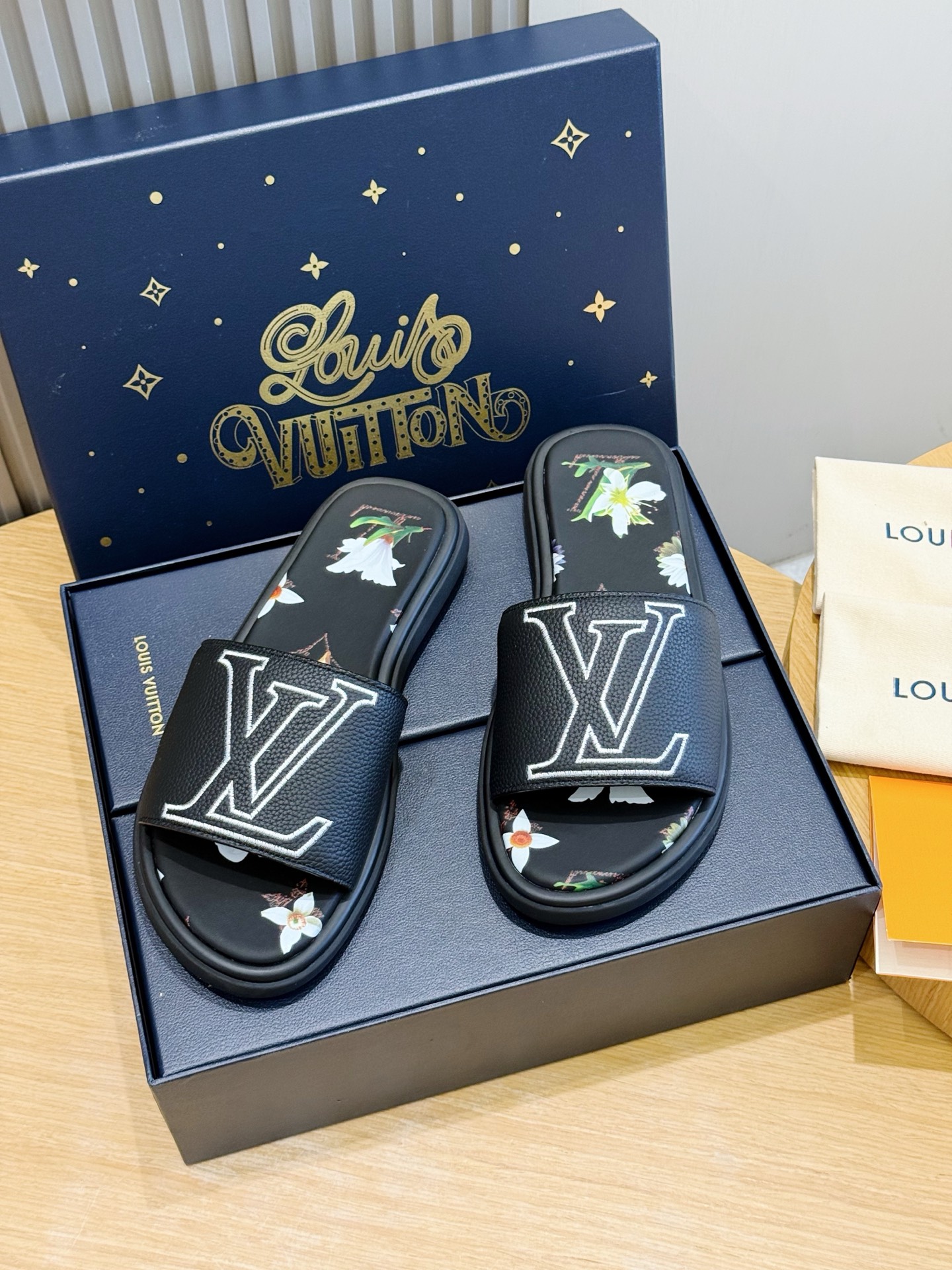 NO:956407,L's Waterfront sandals are back with a new look. The upper canvas has the iconic monogram pattern. It is made of waterproof rubber, with a comfortable and tough outsole, and a light and flexible outsole with an embossed logo. Size: 39-44 (customized at 38.45),, louis vuitton19860909L家Waterfront凉拖焕新回归 鞋面帆布标志性的monogram图案.由防水橡胶制成,搭配舒适韧性大底,轻盈灵活的外底压印标识 Size:39-44(38.45定做）,,louis vuitton,Men's shoes