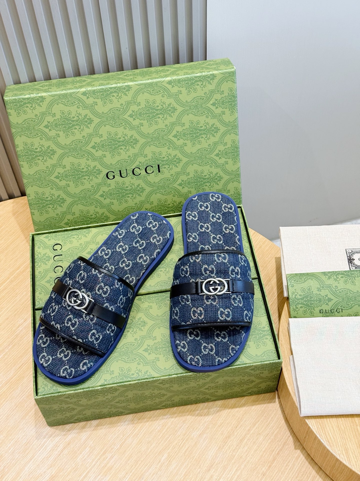NO:956399,Gucci Men's Interlocking Double G Slipper Lido Collection, the design is inspired by the summer style and beach clubs of the Italian coast. This low-key and restrained shoe is crafted from comfortable smooth leather and embellished with a round interlocking Double G logo, highlighting the classic style. This black sandal is handcrafted with palladium tone accessories, adding to the elegant charm. Imported cowhide + cowhide lining + Italian leather sole  Size:39-44 (customized at 38.45),,gucci,cowhide19860909Gucci 男士互扣式双G拖 Lido系列,设计灵感源自意大利海岸的夏日风情和海滩俱乐部.这款低调内敛的鞋履选用舒适光面皮革匠心打造,缀饰圆形互扣式双G标识,彰显经典风范.这款黑色凉拖匠心缀饰钯金色调配件,更添雅致魅力. 进口牛皮+牛皮内里+意大利真皮底 Size:39-44（38.45定做）,,gucci,cowhide,Men's shoes