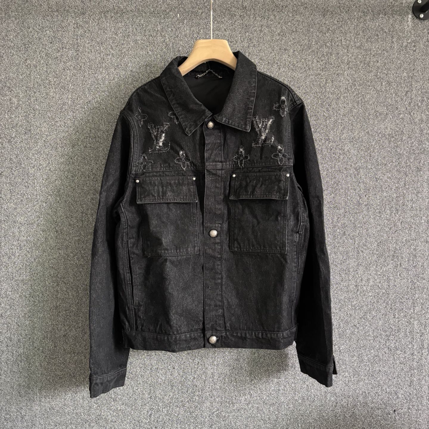 P265. 1V 2026SS Nuevo estilo para principios de primavera. Chaqueta casual de denim lavado de manga larga. Patrón con e…