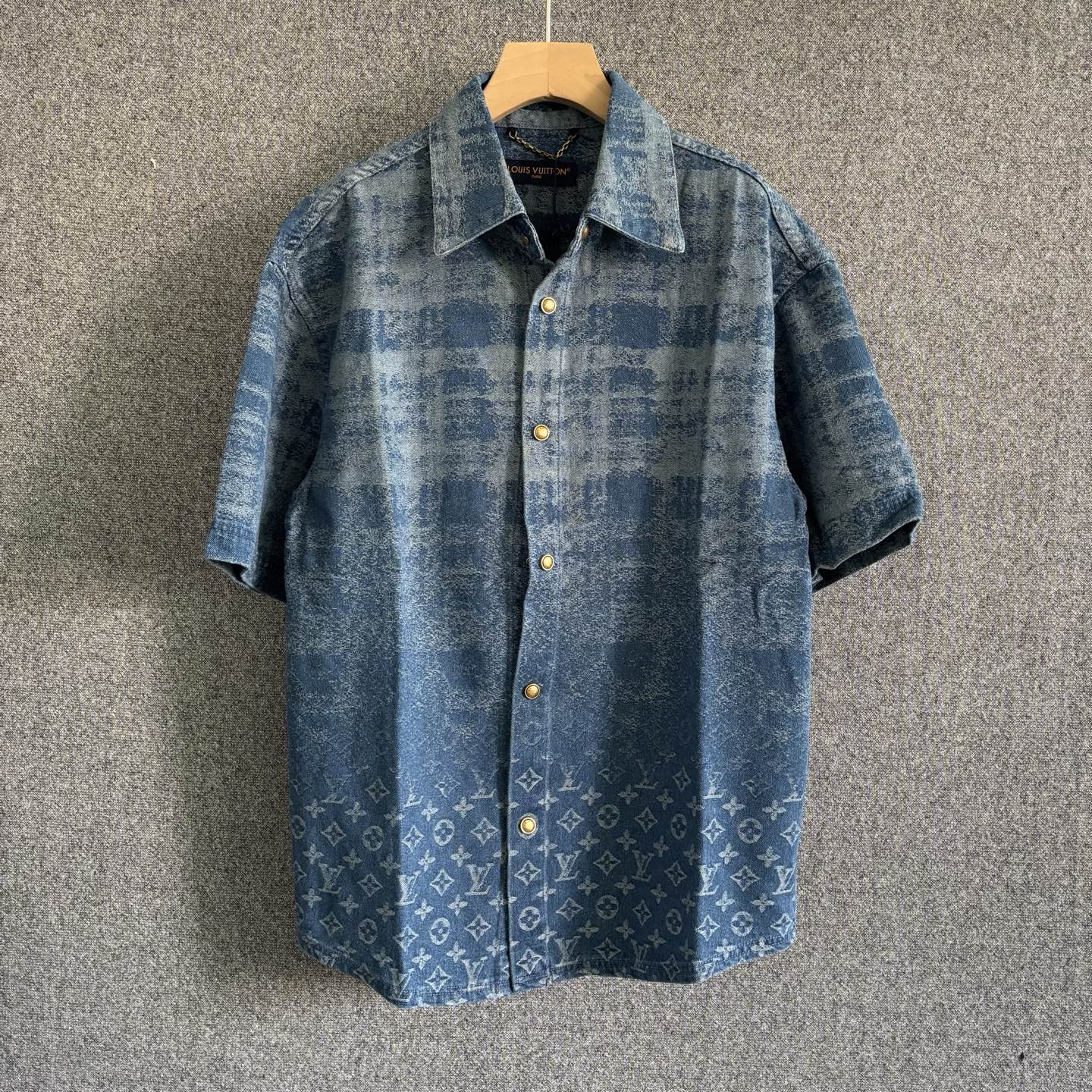 P200. 1v 2026SS Principios de primavera Nuevo Camisa vaquera de manga corta con solapa La camisa adopta el patrón Monog…
