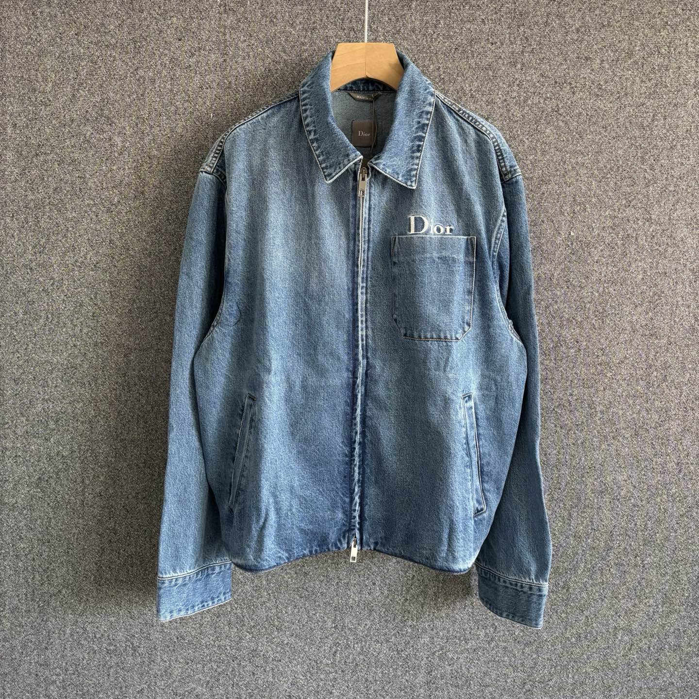 p295. Di*r 2026SS primavera y verano nuevo estilo chaqueta vaquera de manga larga con solapa. Confección en denim lavad…
