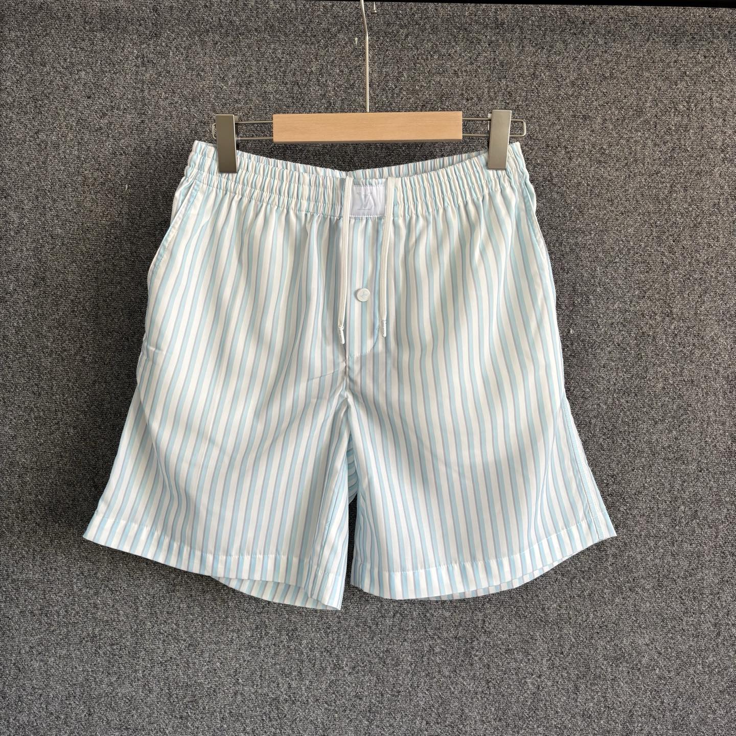 P165 1V Pantalones cortos de seda a rayas casuales, nuevos para otoño-invierno 2026, cintura elástica con cordón, etiqu…