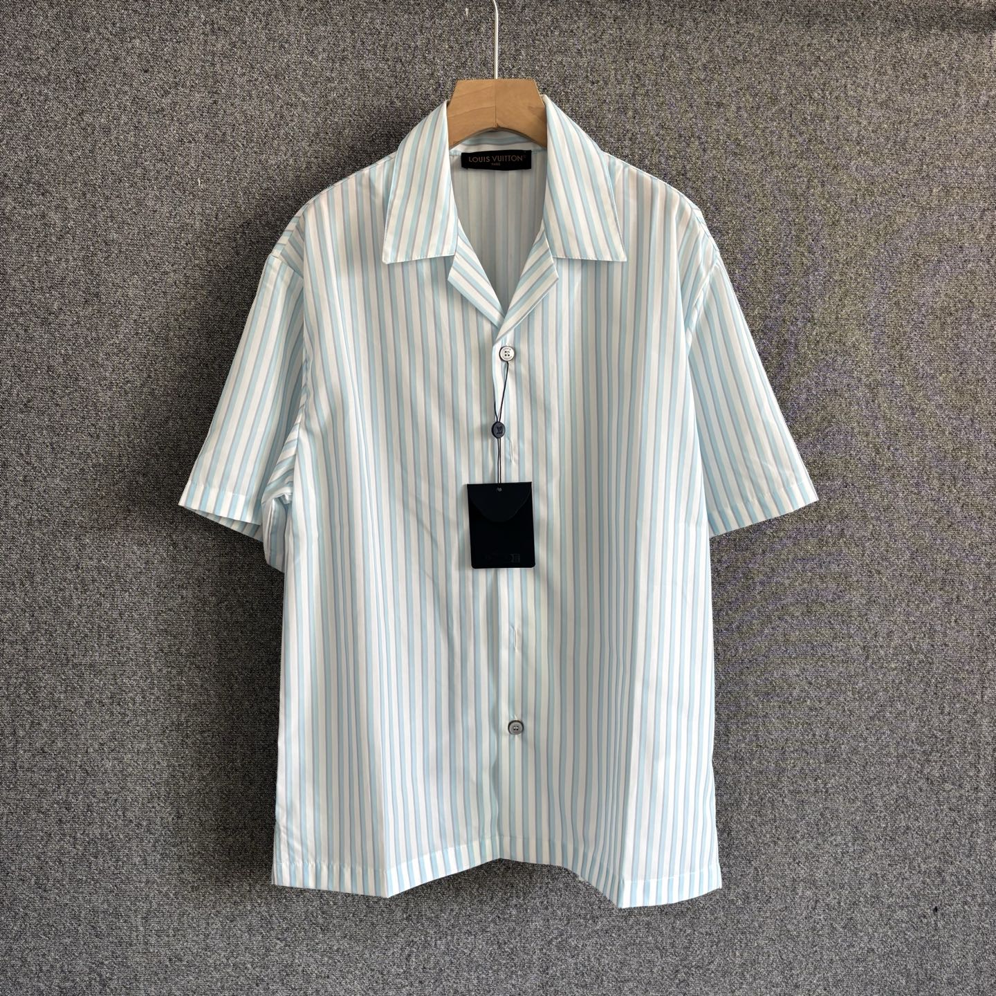 P180 1v Camisa de manga corta de seda a rayas con cuello solapa, nueva para otoño-invierno 2026, clásico cuello cubano …