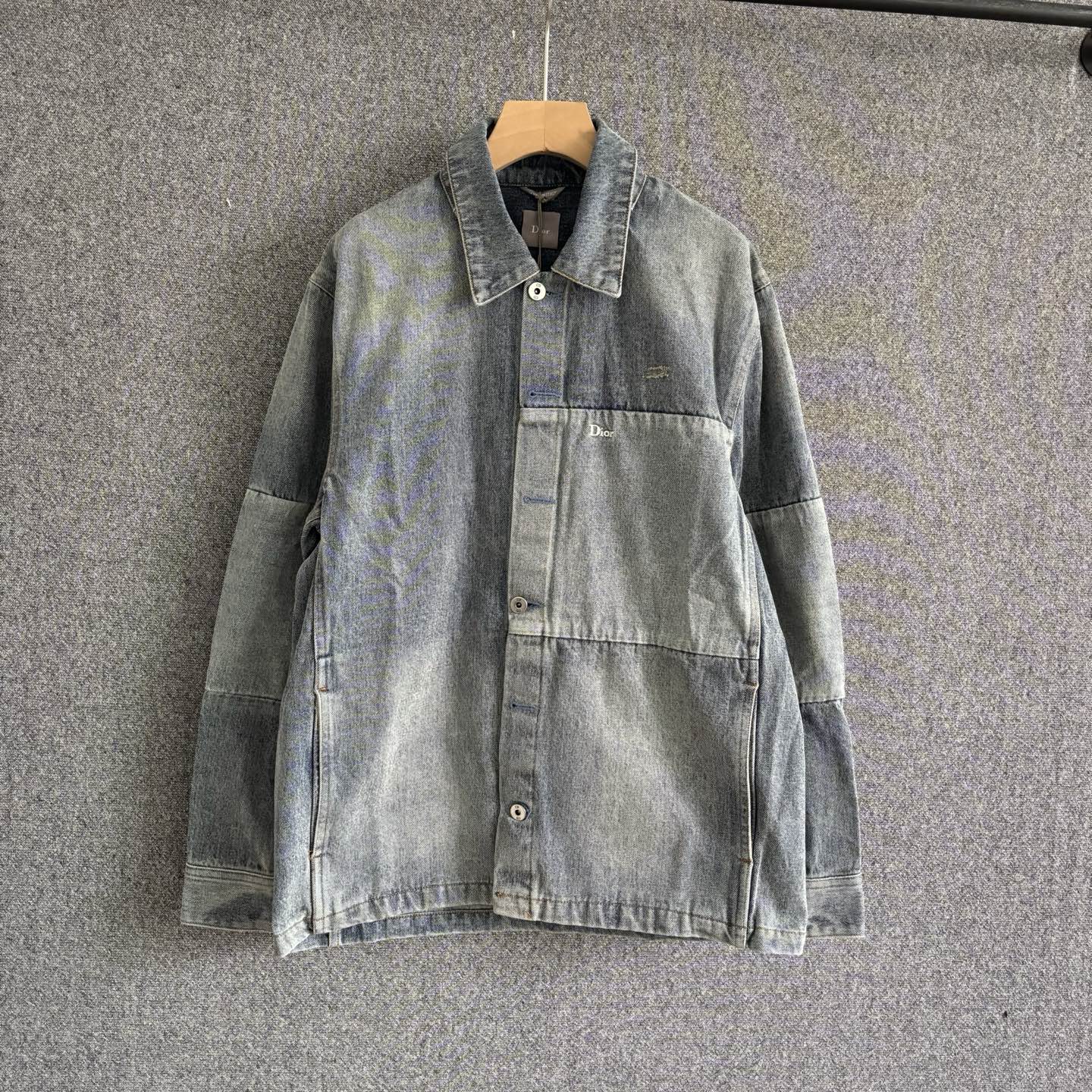 p290. Di*r 2026SS Primavera y verano Nuevo estilo Chaqueta vaquera de manga larga con solapa Confeccionada en denim pes…