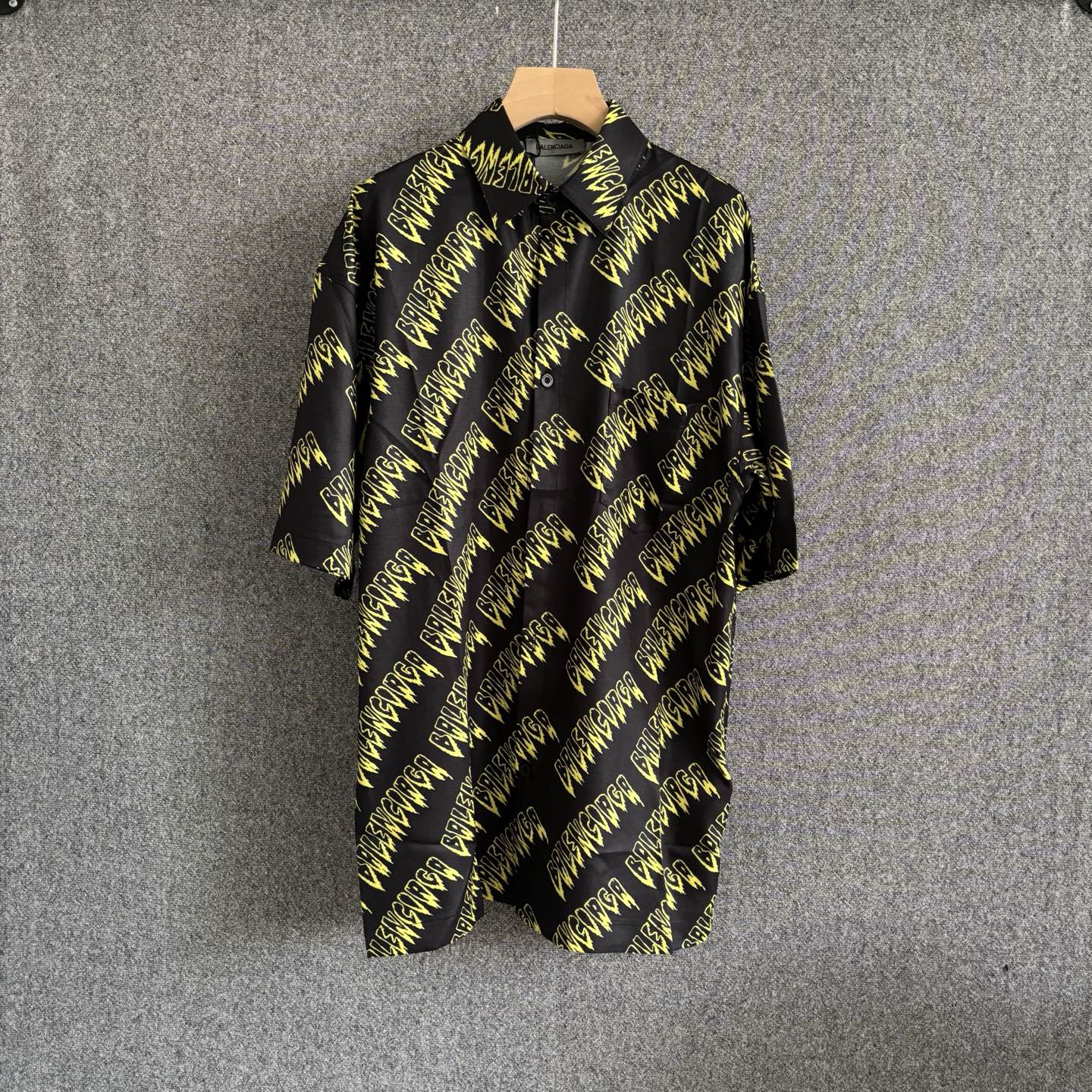 P180 balen*iaga 2026SS nueva camisa de manga larga de punto con estampado. Estampado de logo de la marca en toda la pre…