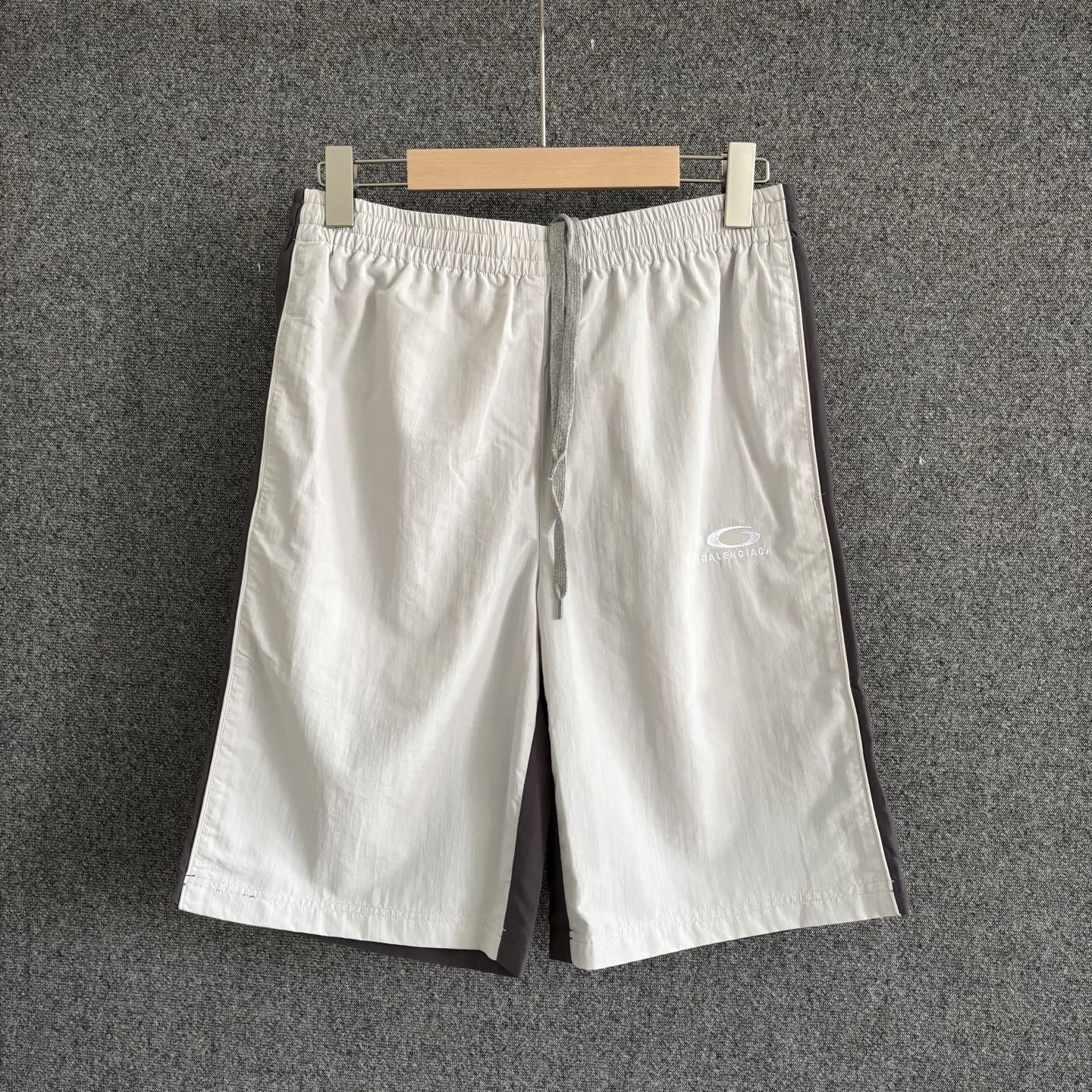 P175 bal*nciaga 2026SS nuevos pantalones cortos casuales de dos tonos. Parte frontal en color claro, con logo bordado d…