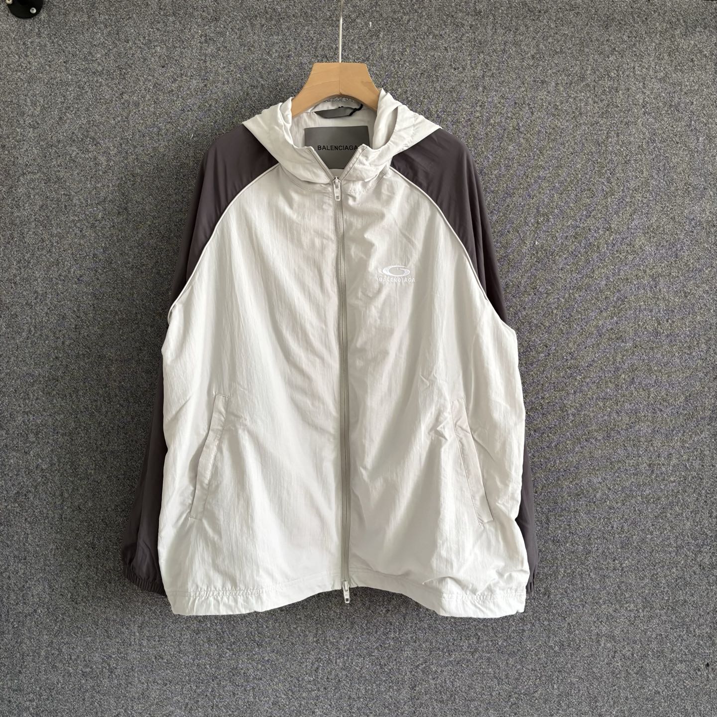 P260 balen*iage 2026SS nueva chaqueta deportiva unisex de estilo neutro. Enfoque en estilo funcional y deportivo retro.…