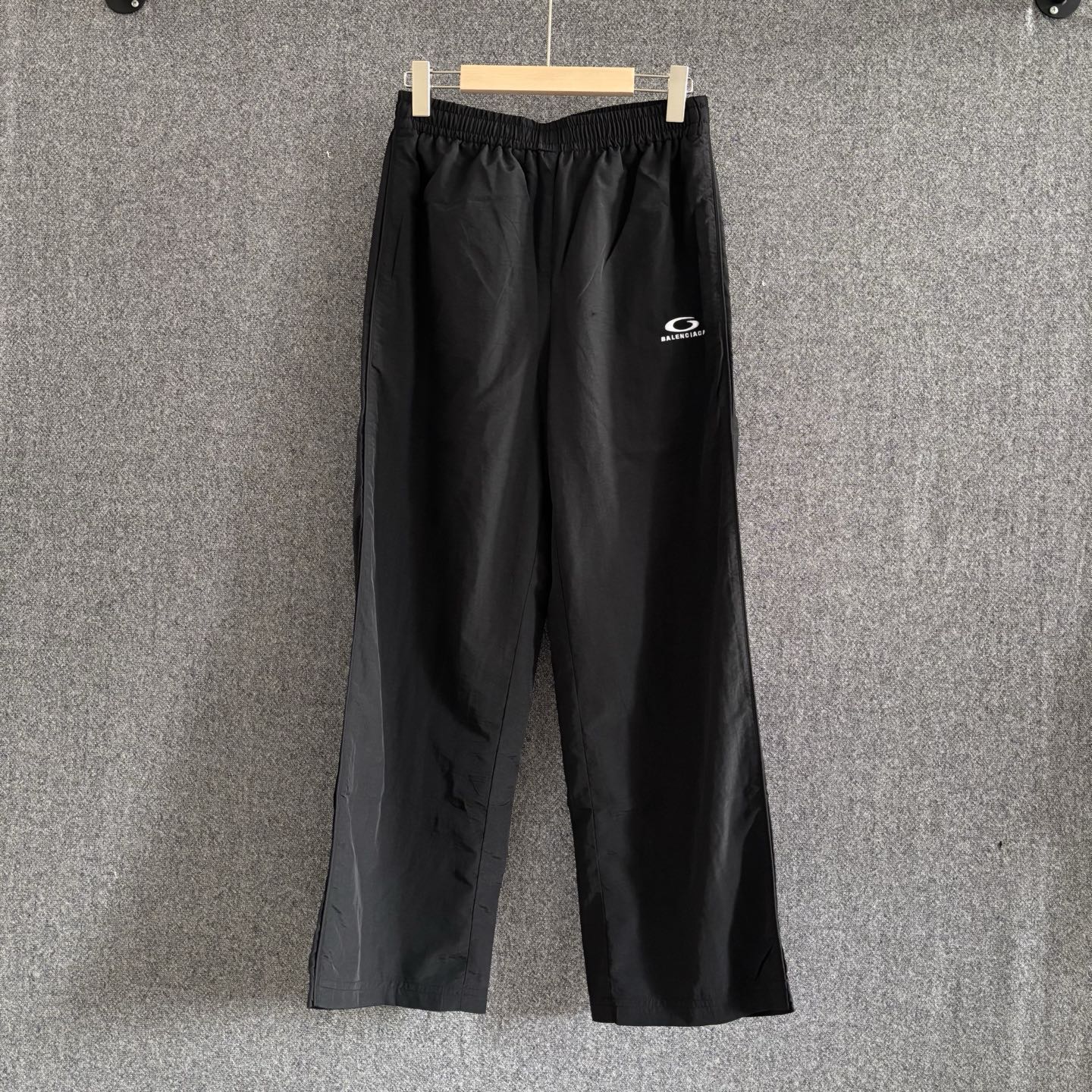 P200 balen*iaga 2026 SS nuevos pantalones largos casuales de corte recto y pierna ancha. Tejido de seda de secado rápid…