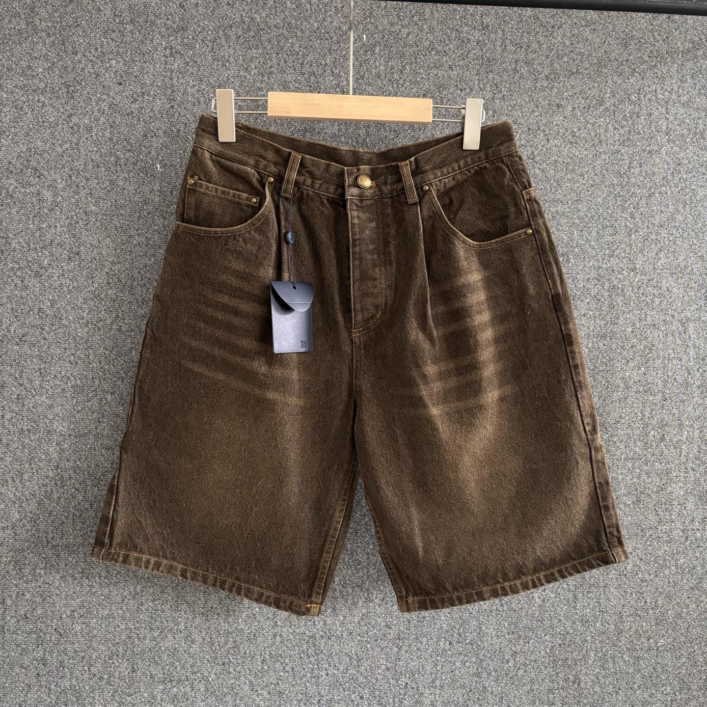 P190 1V 2026SS Nuevos pantalones cortos de skate de denim casual para primavera/verano, con la icónica tela Coffee Indi…