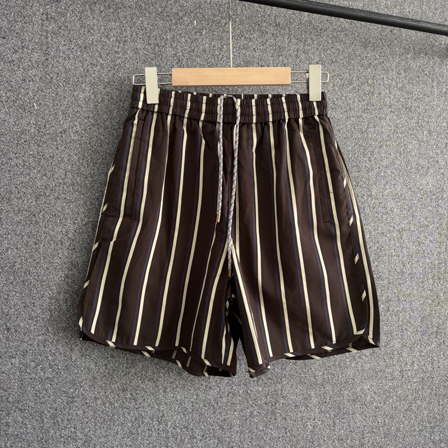 P165 1V 2026SS Nuevos pantalones cortos casuales de rayas para primavera/verano, diseño de estilo universitario integra…