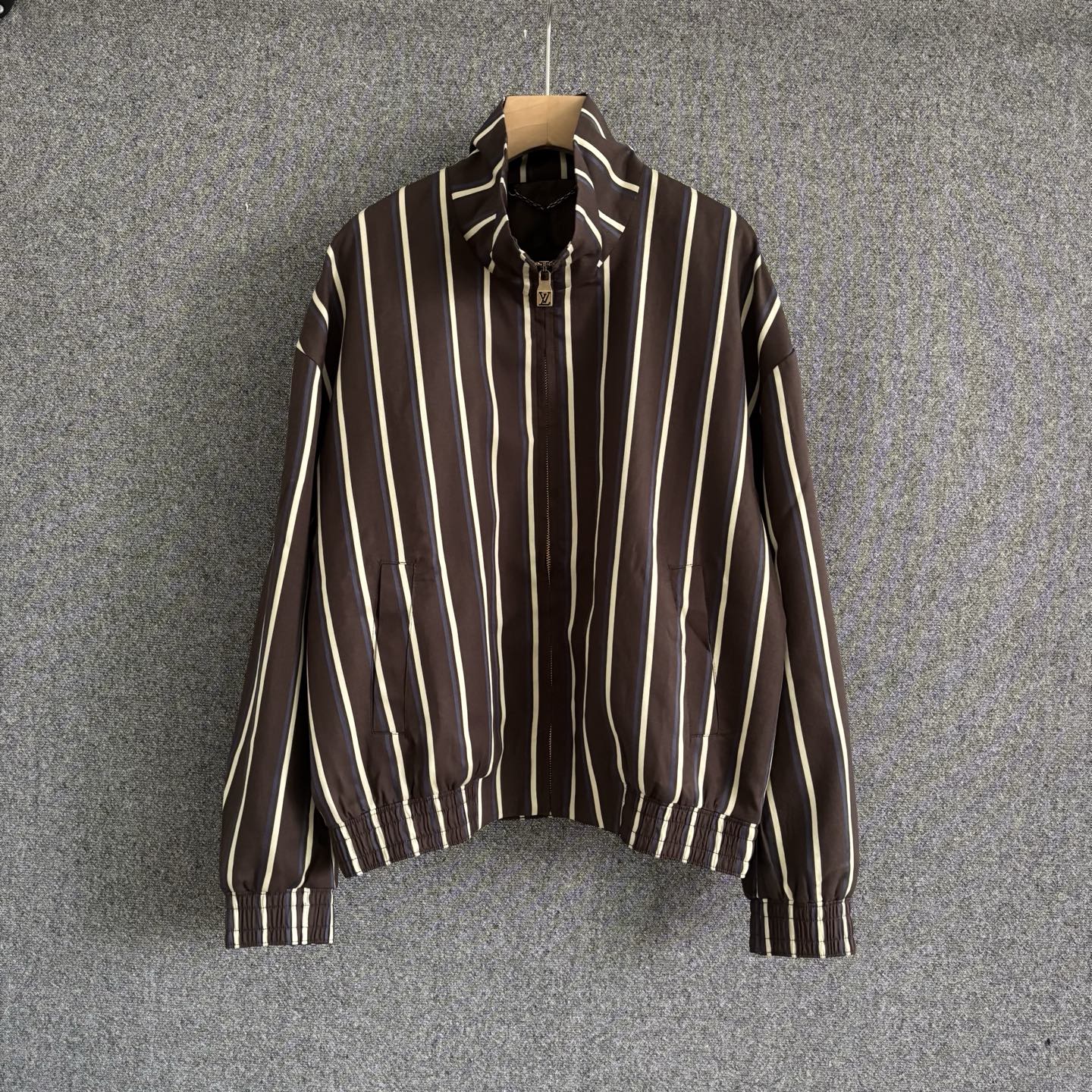 P240 1V 2026 SS Nueva chaqueta de manga larga con cuello y rayas para primavera/verano, esta sudadera con cremallera co…
