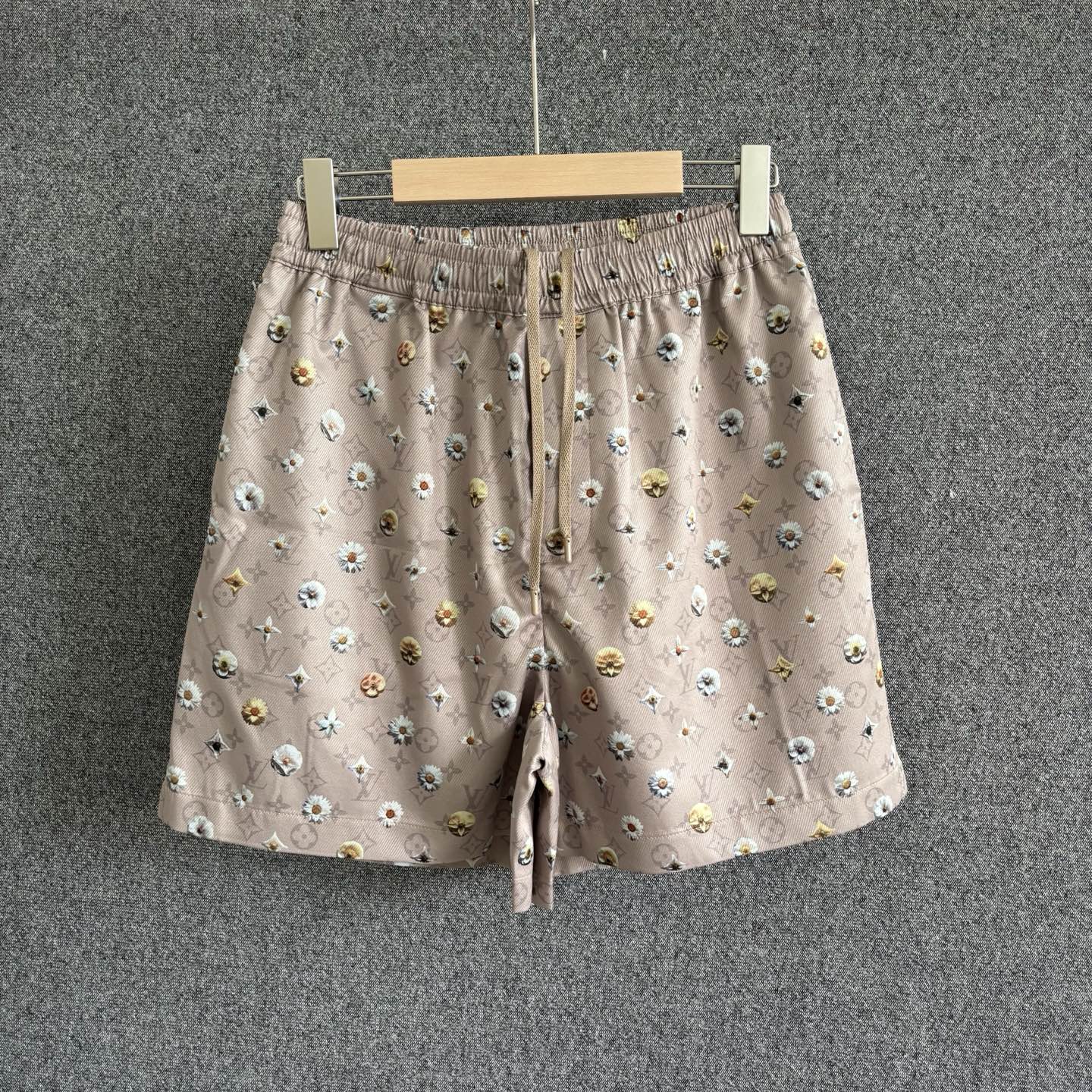 P160 1V 2026SS Nuevos pantalones cortos casuales de seda estampada para primavera/verano, con el patrón Blooming Monogr…