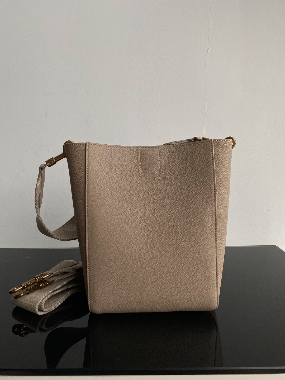 Hurry up and the Celine bucket bag reappears. The classic model is available for purchase in small quantities. Original from Celine. A versatile