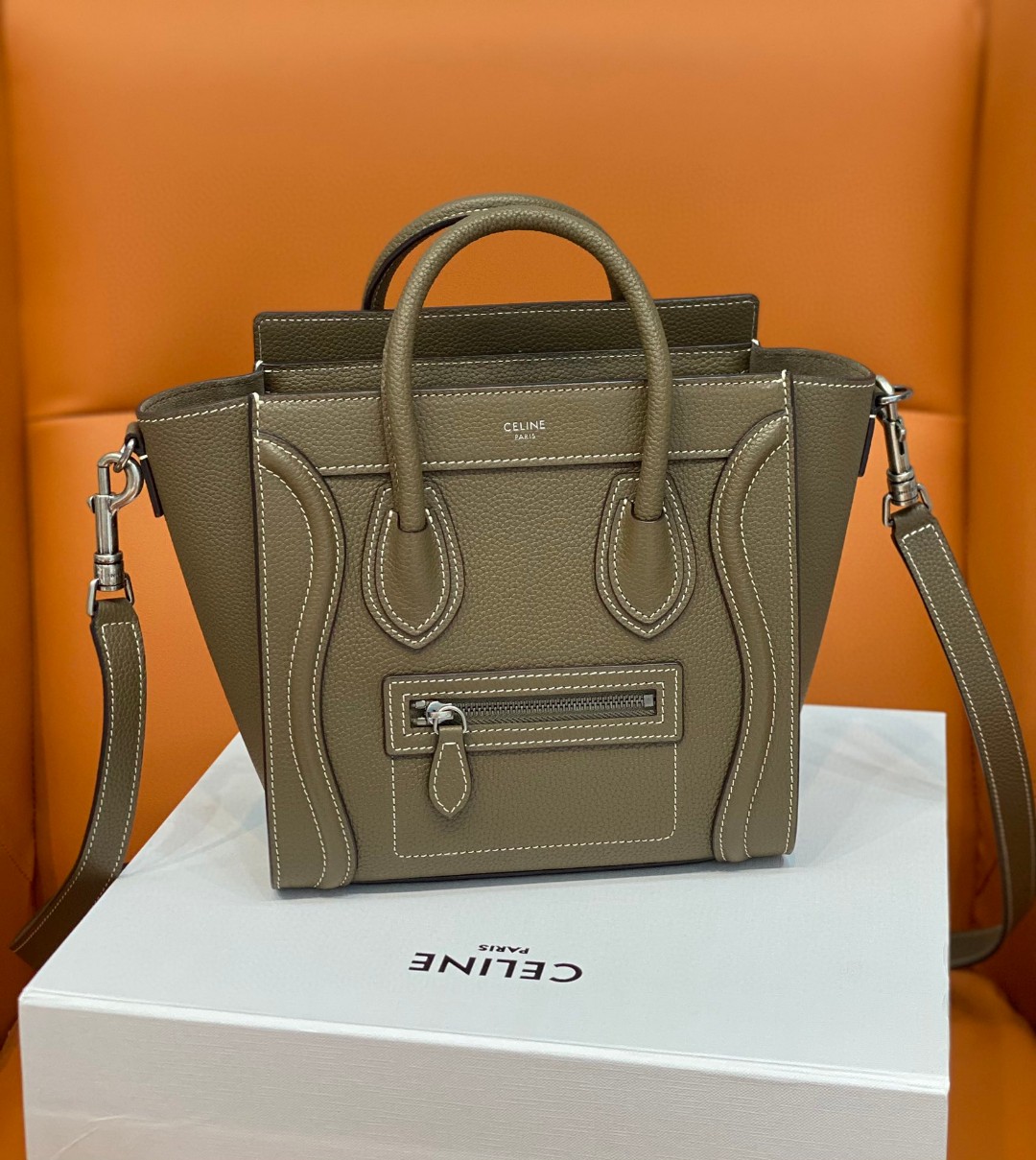 Celine's top quality original leather, frosted cowhide, was once popular at the forefront of fashion. It is quite classic. The design elements ar