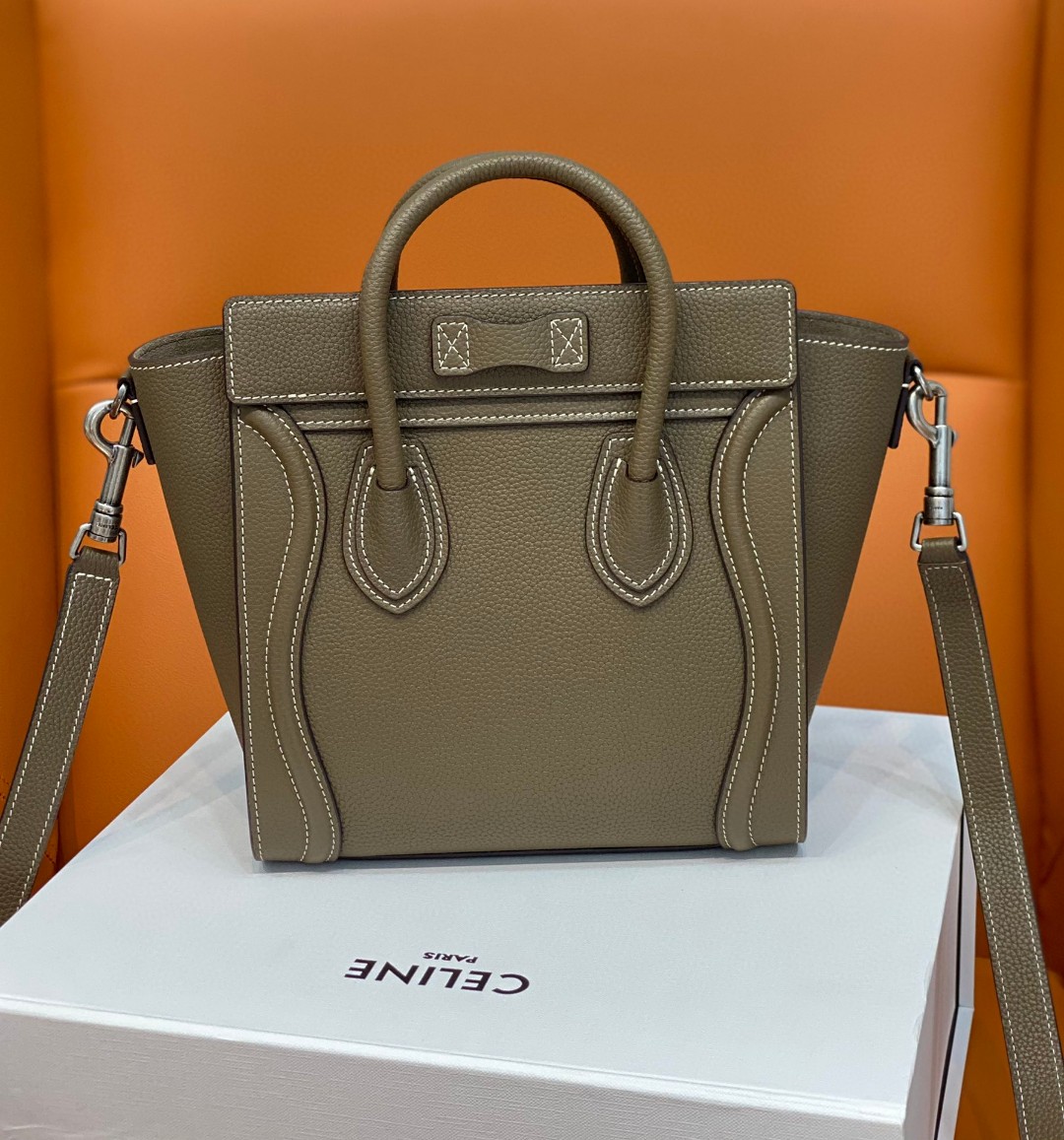 Celine's top quality original leather, frosted cowhide, was once popular at the forefront of fashion. It is quite classic. The design elements ar