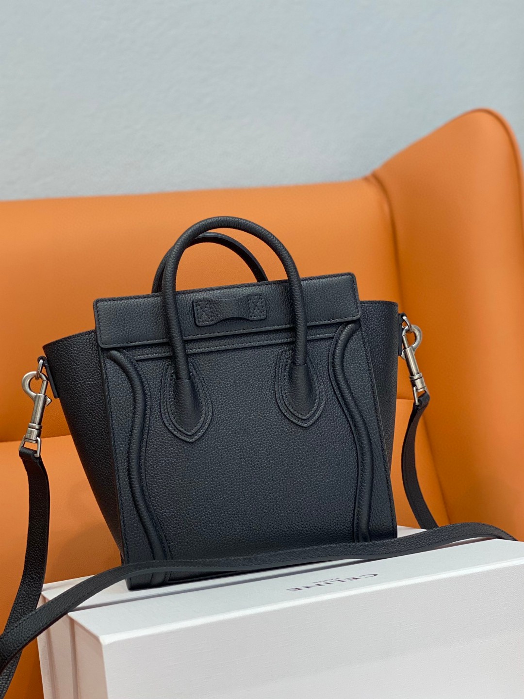 Celine's top quality original leather, frosted cowhide, was once popular at the forefront of fashion. It is quite classic. The design elements ar