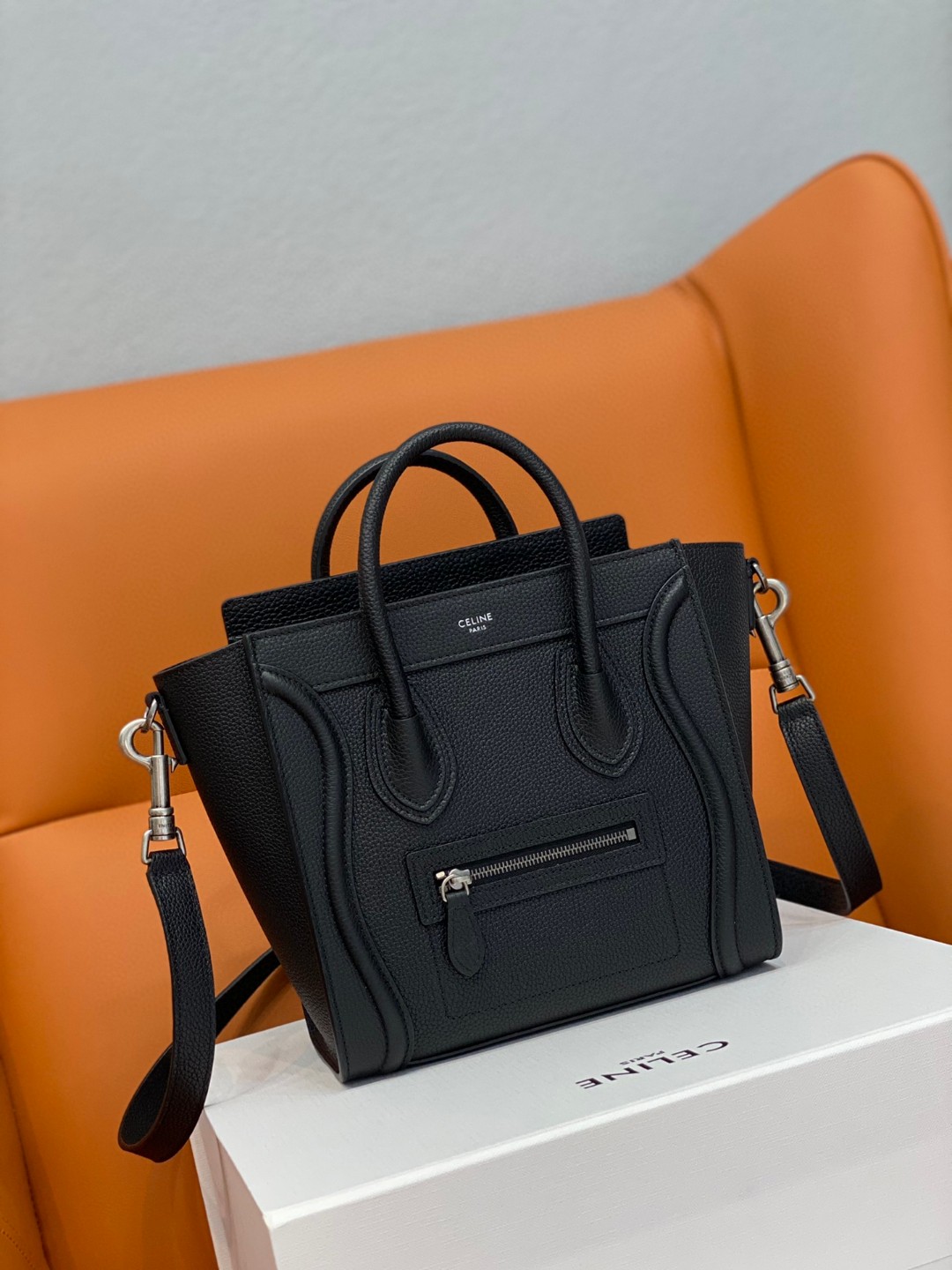 Celine's top quality original leather, frosted cowhide, was once popular at the forefront of fashion. It is quite classic. The design elements ar