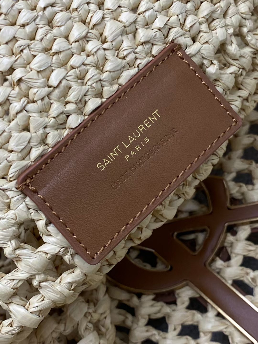 Saint Laurent 编织拉菲草/金 满满的 艺术气息 拉菲草编织 非常扎实 法式慵懒风 造型感流畅