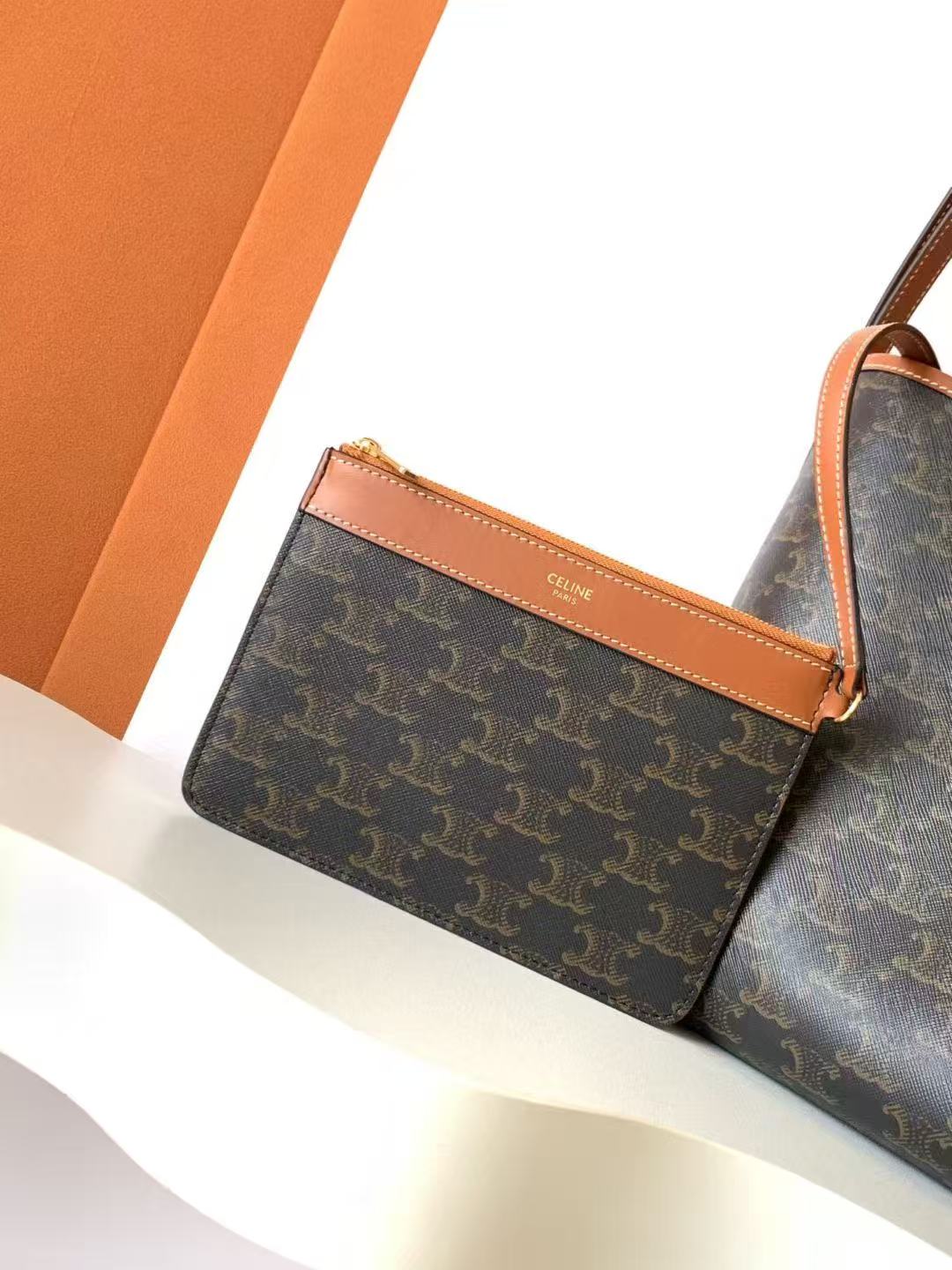 Celine 新品凯旋门 系列～～ | 2025年 最新款～大容量 老花 Soft shopper 包袋