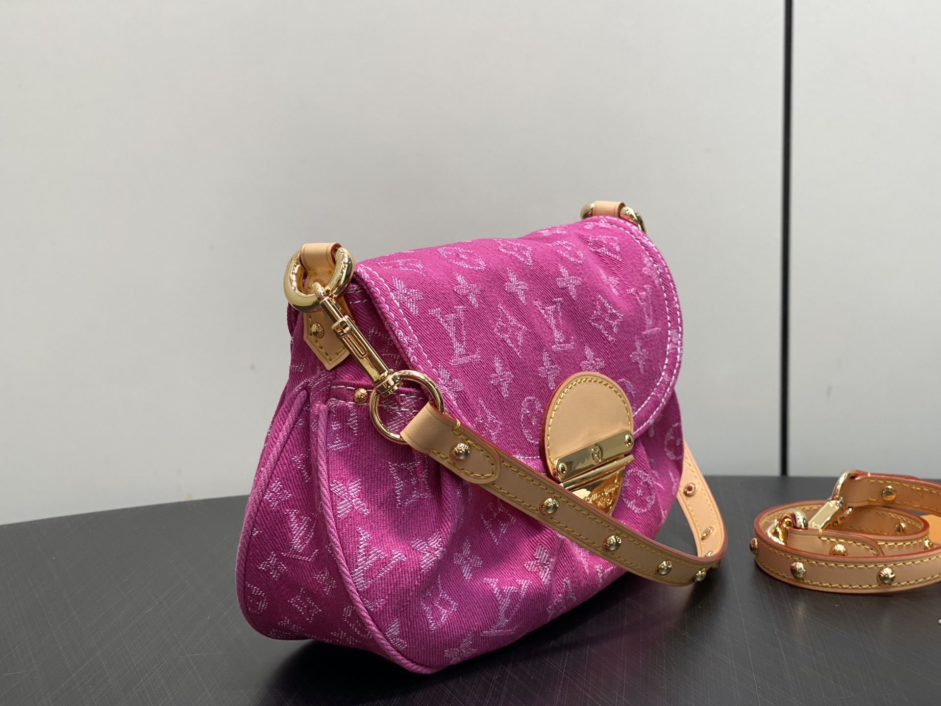 Alternative view of Shoulder Bag DZ58 10196