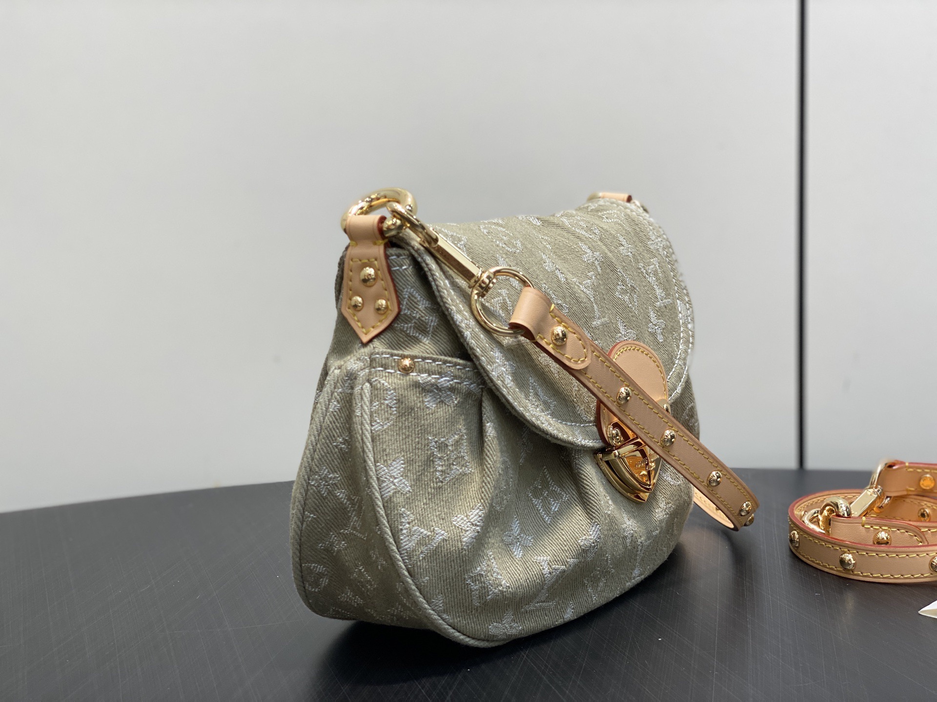 Alternative view of Shoulder Bag DZ58 10195