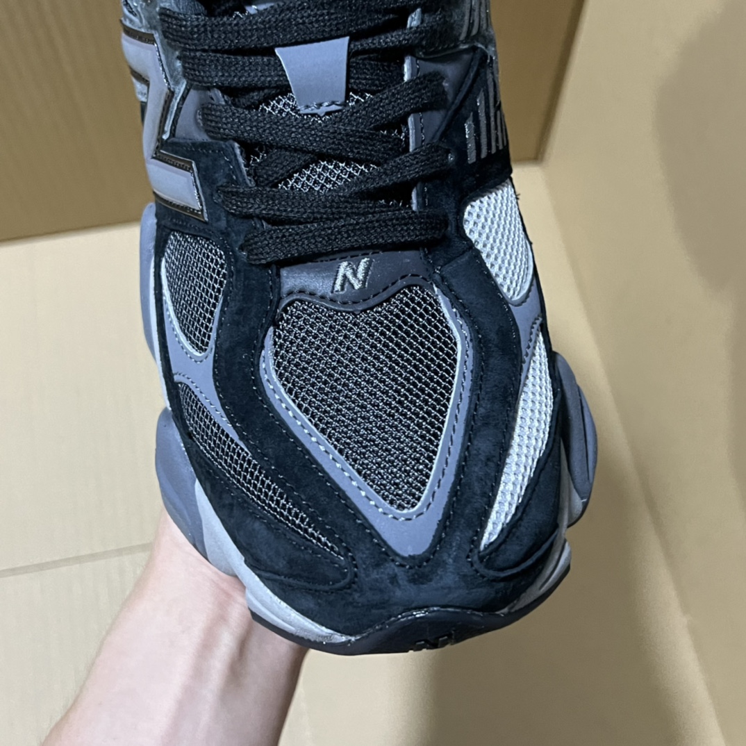 双十二福利开启！ 绿X版NB9060特价系列！ 尺码36-46，稳定输出！ 真正的纯原品质！卖过的都知道原来什么价格！品质 细节 做工也是无可挑剔！绝对的好货福利！ 编码AB325869