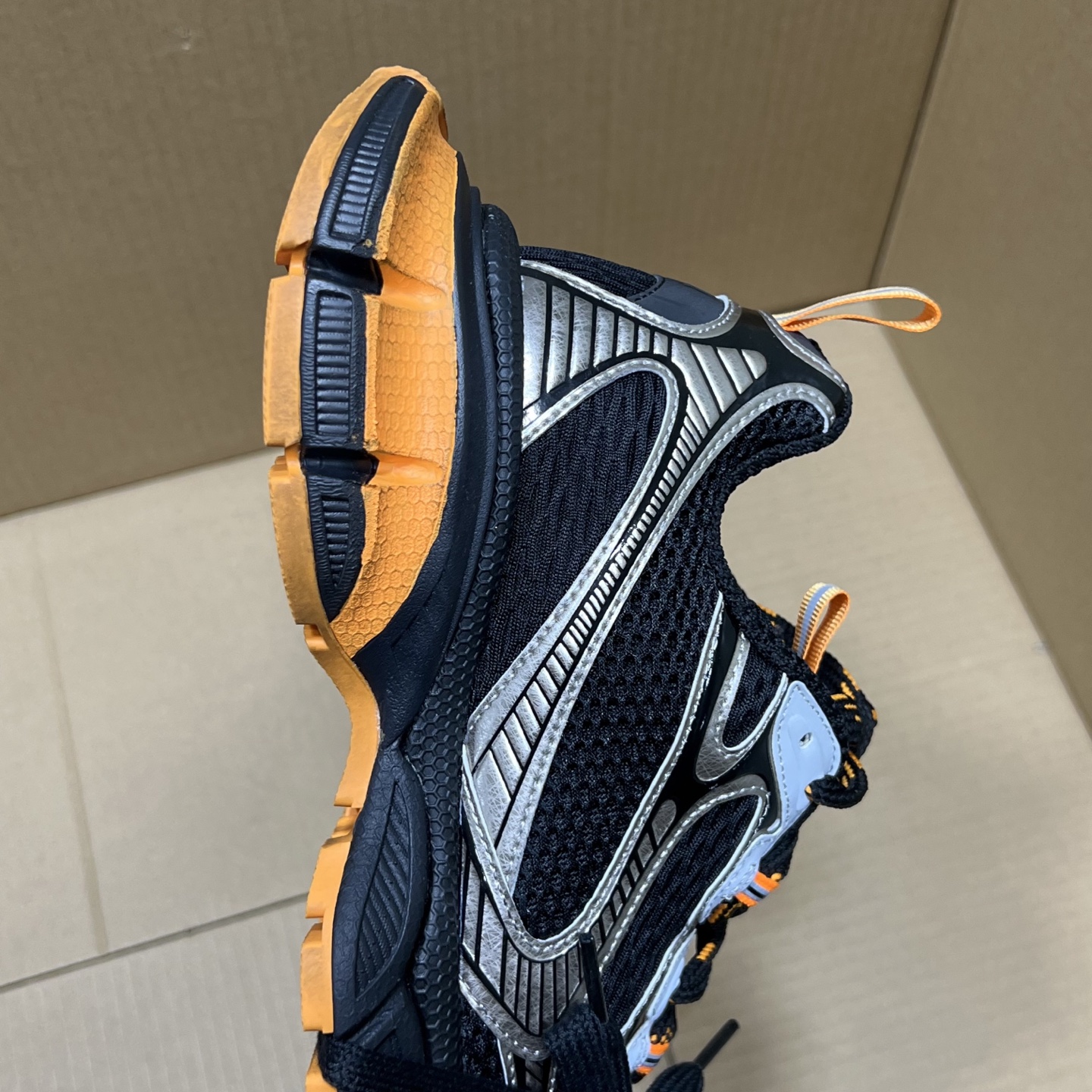 福利特价 
 Balenciaga 巴黎世家 3XL 颜色自取
货号：性价比
尺码：35 36 37 3