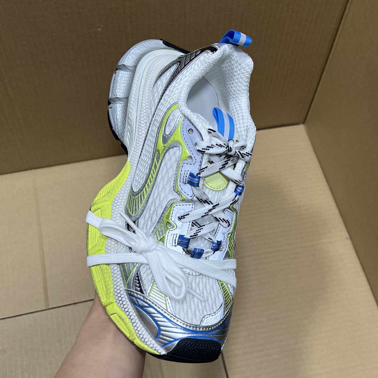 福利特价 
 Balenciaga 巴黎世家 3XL 颜色自取
货号：性价比
尺码：35 36 37 3