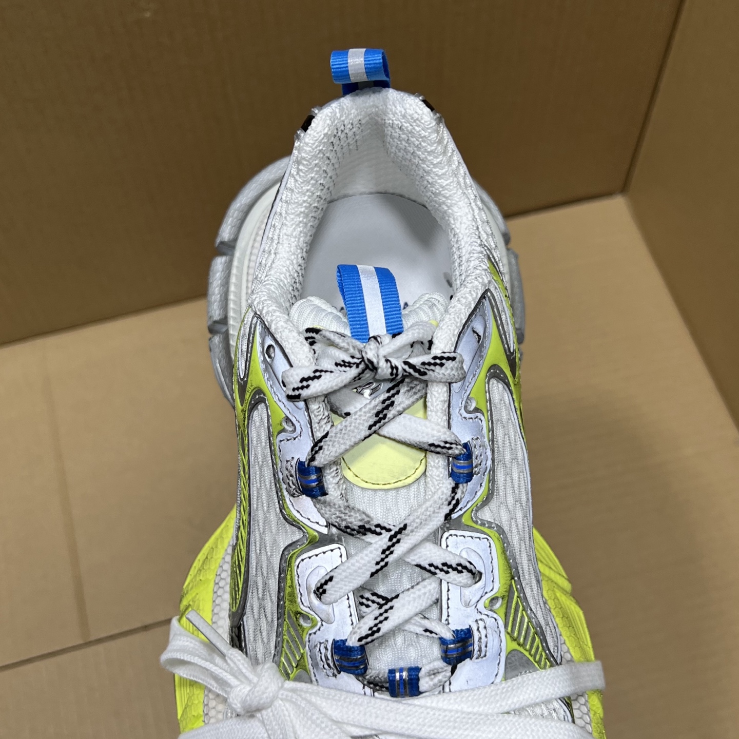 福利特价 
 Balenciaga 巴黎世家 3XL 颜色自取
货号：性价比
尺码：35 36 37 3