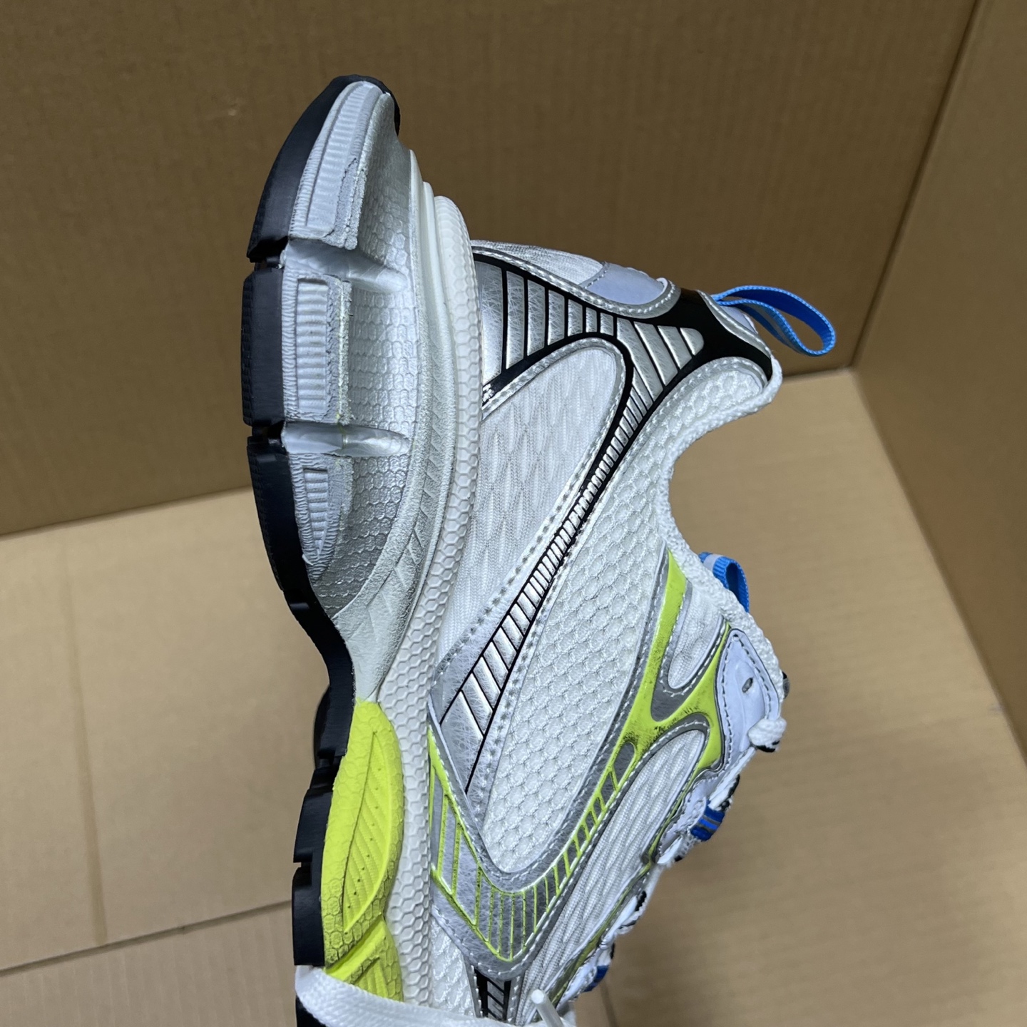 福利特价 
 Balenciaga 巴黎世家 3XL 颜色自取
货号：性价比
尺码：35 36 37 3