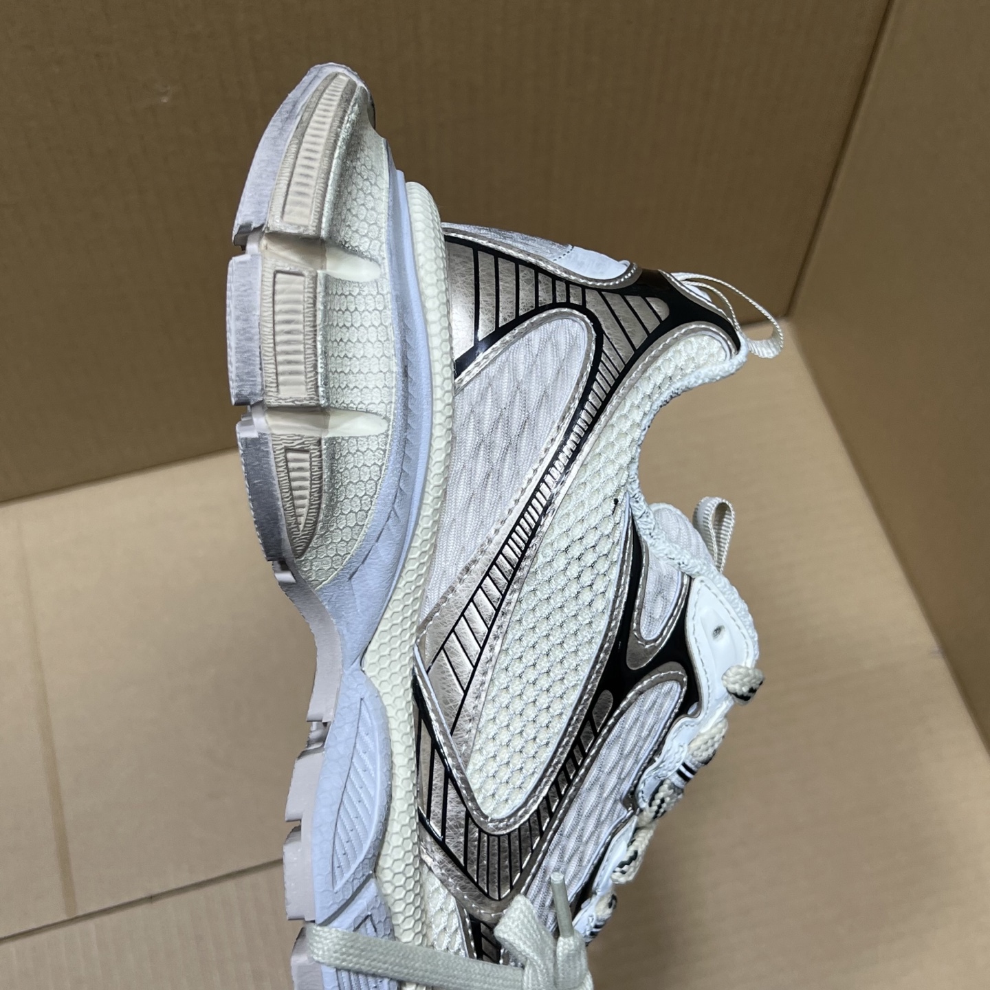 福利特价 
 Balenciaga 巴黎世家 3XL 颜色自取
货号：性价比
尺码：35 36 37 3