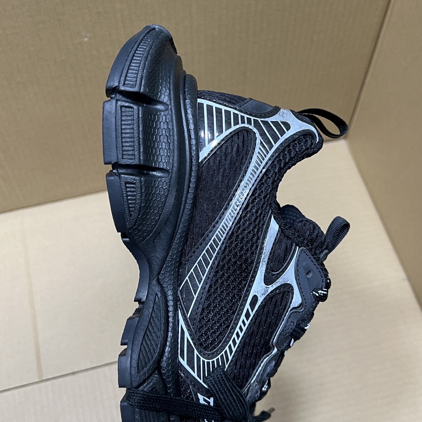 福利特价 
 Balenciaga 巴黎世家 3XL 颜色自取
货号：性价比
尺码：35 36 37 3