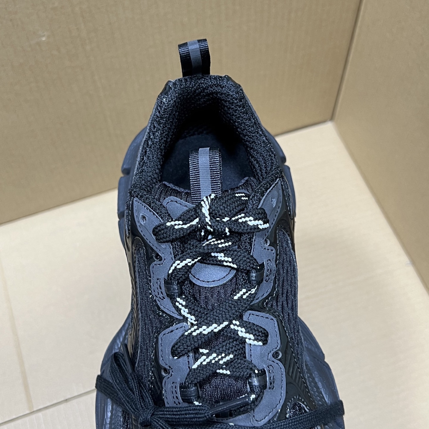 福利特价 
 Balenciaga 巴黎世家 3XL 颜色自取
货号：性价比
尺码：35 36 37 3