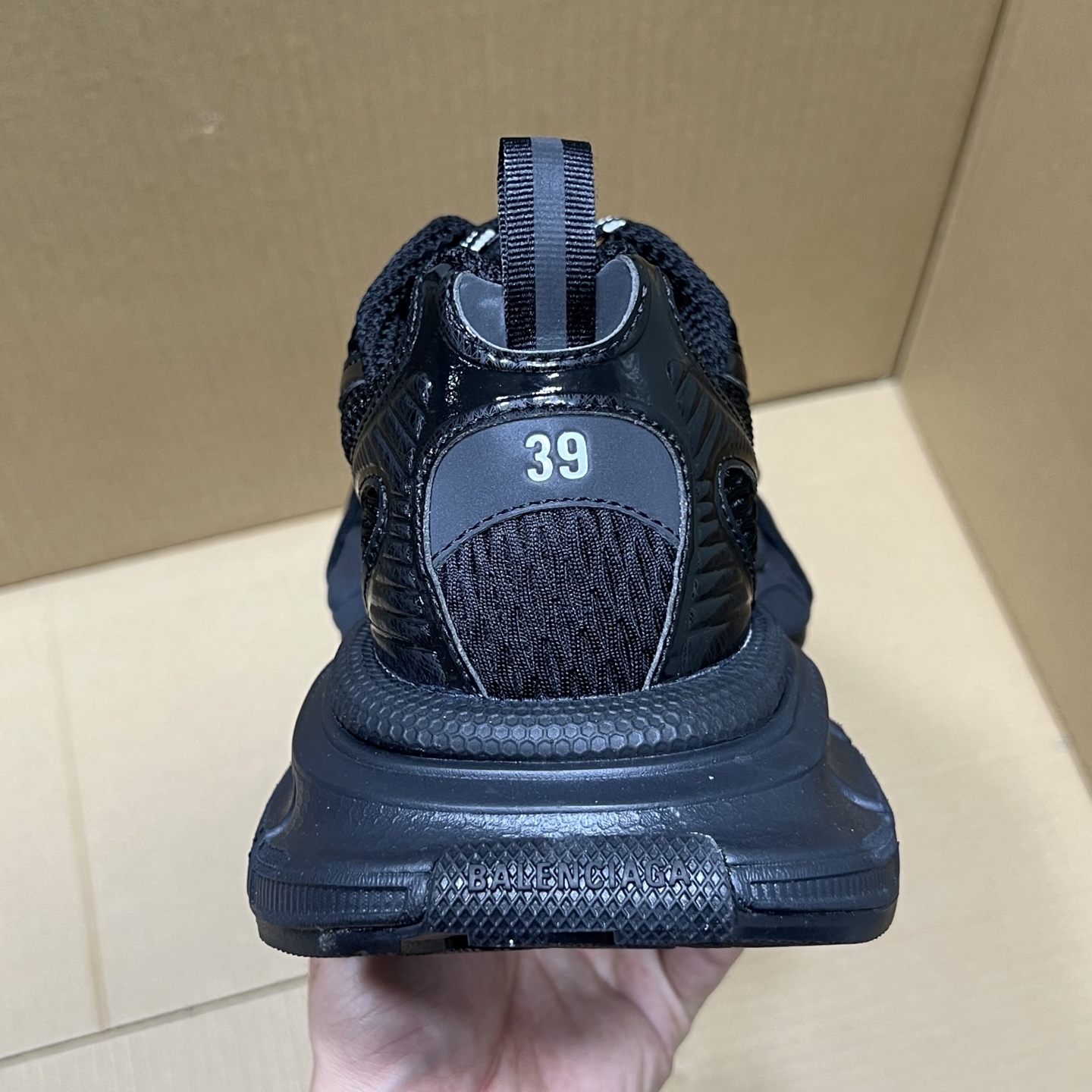 福利特价 
 Balenciaga 巴黎世家 3XL 颜色自取
货号：性价比
尺码：35 36 37 3