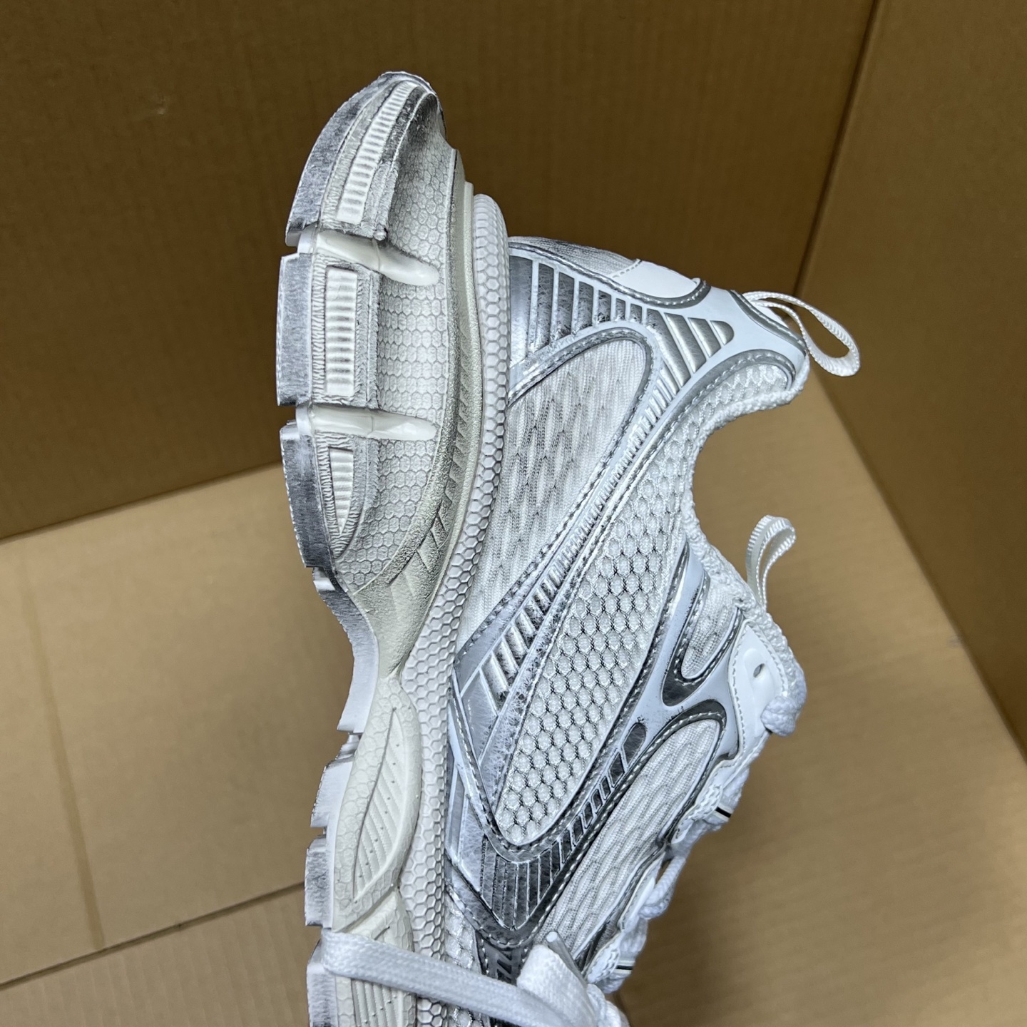 福利特价 
 Balenciaga 巴黎世家 3XL 颜色自取
货号：性价比
尺码：35 36 37 3