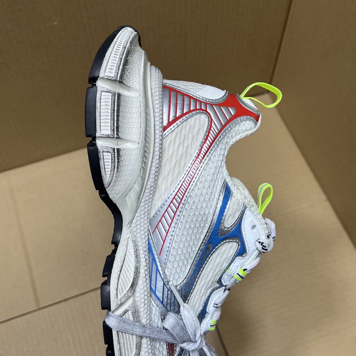 福利特价 
 Balenciaga 巴黎世家 3XL 颜色自取
货号：性价比
尺码：35 36 37 3