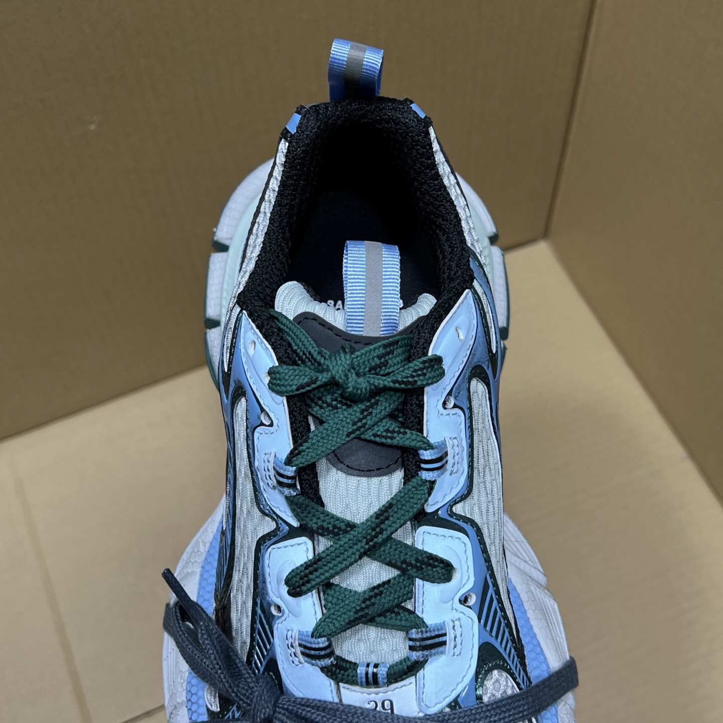 福利特价 
 Balenciaga 巴黎世家 3XL 颜色自取
货号：性价比
尺码：35 36 37 3