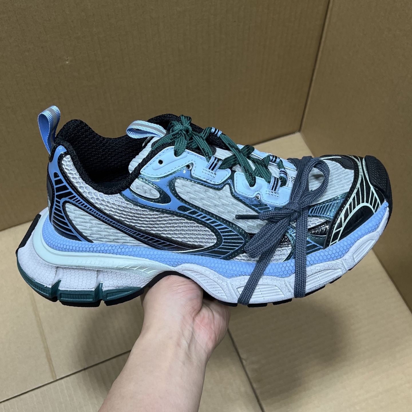 福利特价 
 Balenciaga 巴黎世家 3XL 颜色自取
货号：性价比
尺码：35 36 37 3
