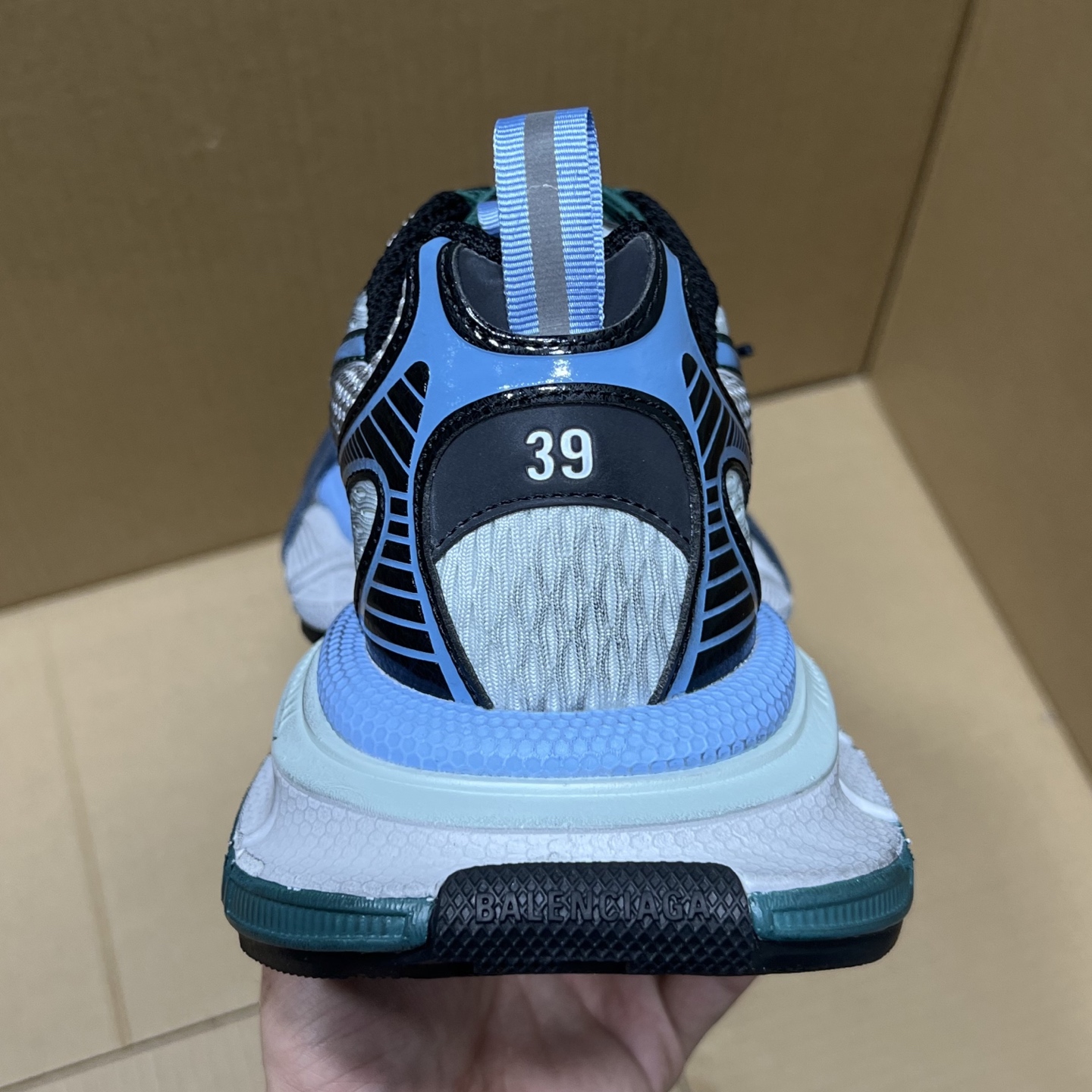 福利特价 
 Balenciaga 巴黎世家 3XL 颜色自取
货号：性价比
尺码：35 36 37 3