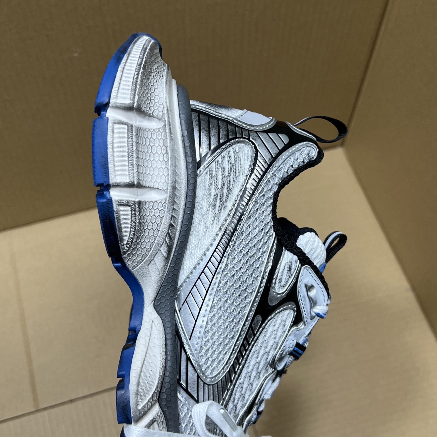 福利特价 
 Balenciaga 巴黎世家 3XL 颜色自取
货号：性价比
尺码：35 36 37 3
